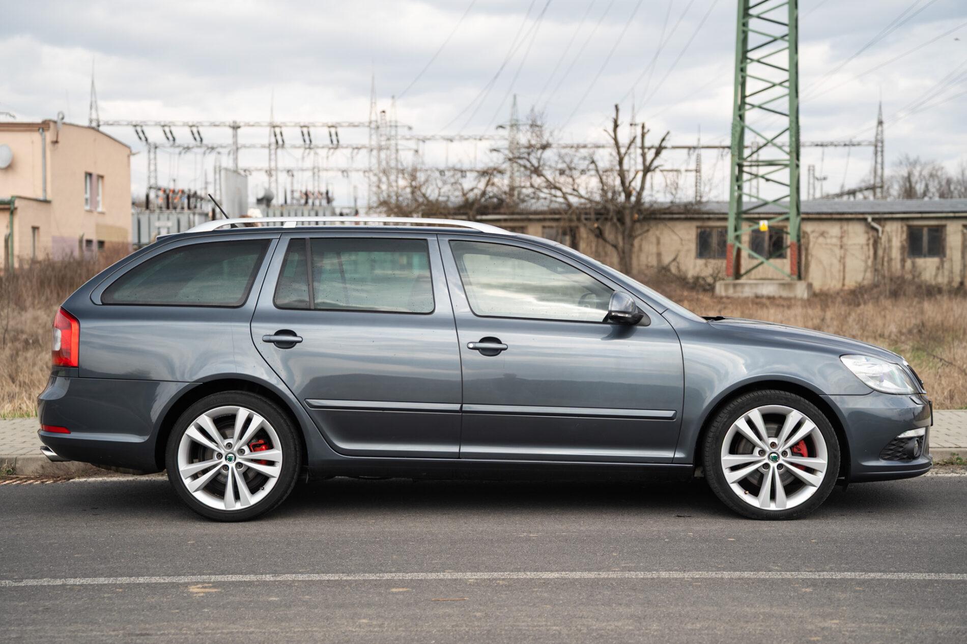 2009 Skoda Octavia RS, šedá kombi, 218 219 km
