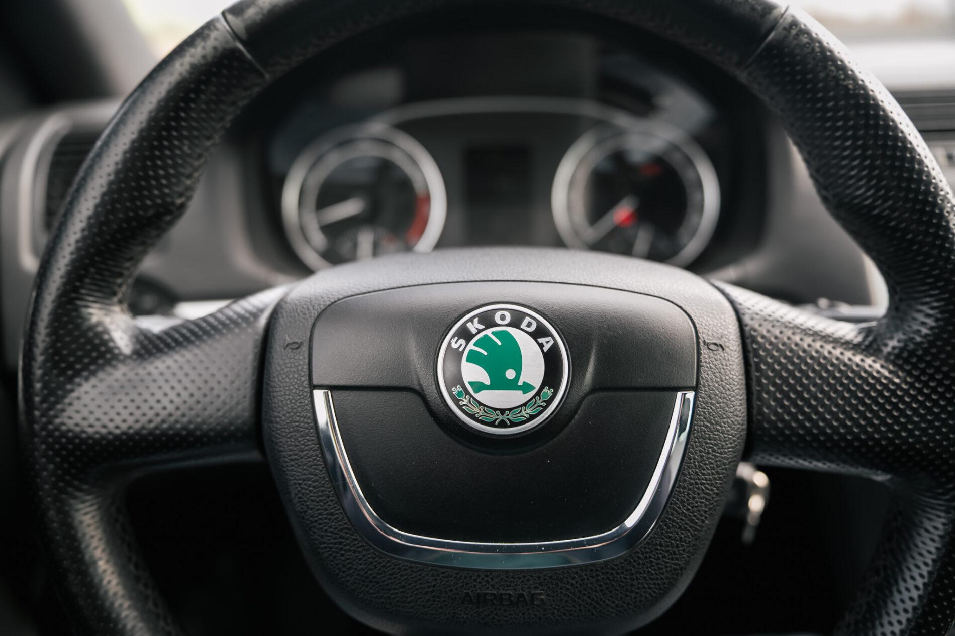 2009 Skoda Octavia RS, šedá kombi, 218 219 km