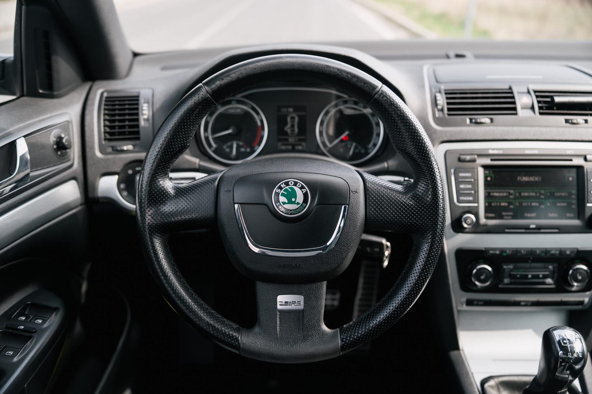 2009 Skoda Octavia RS, šedá kombi, 218 219 km