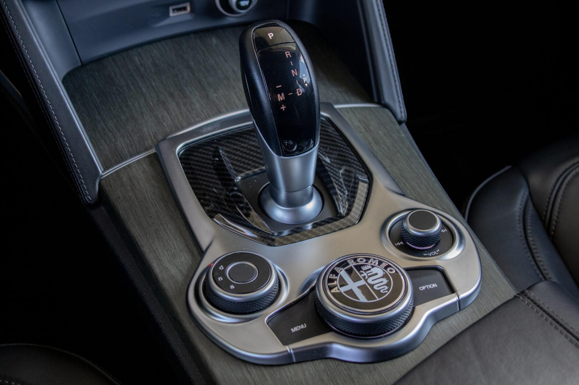 2019 Alfa Romeo Stelvio, šedá suv, 56 139 km