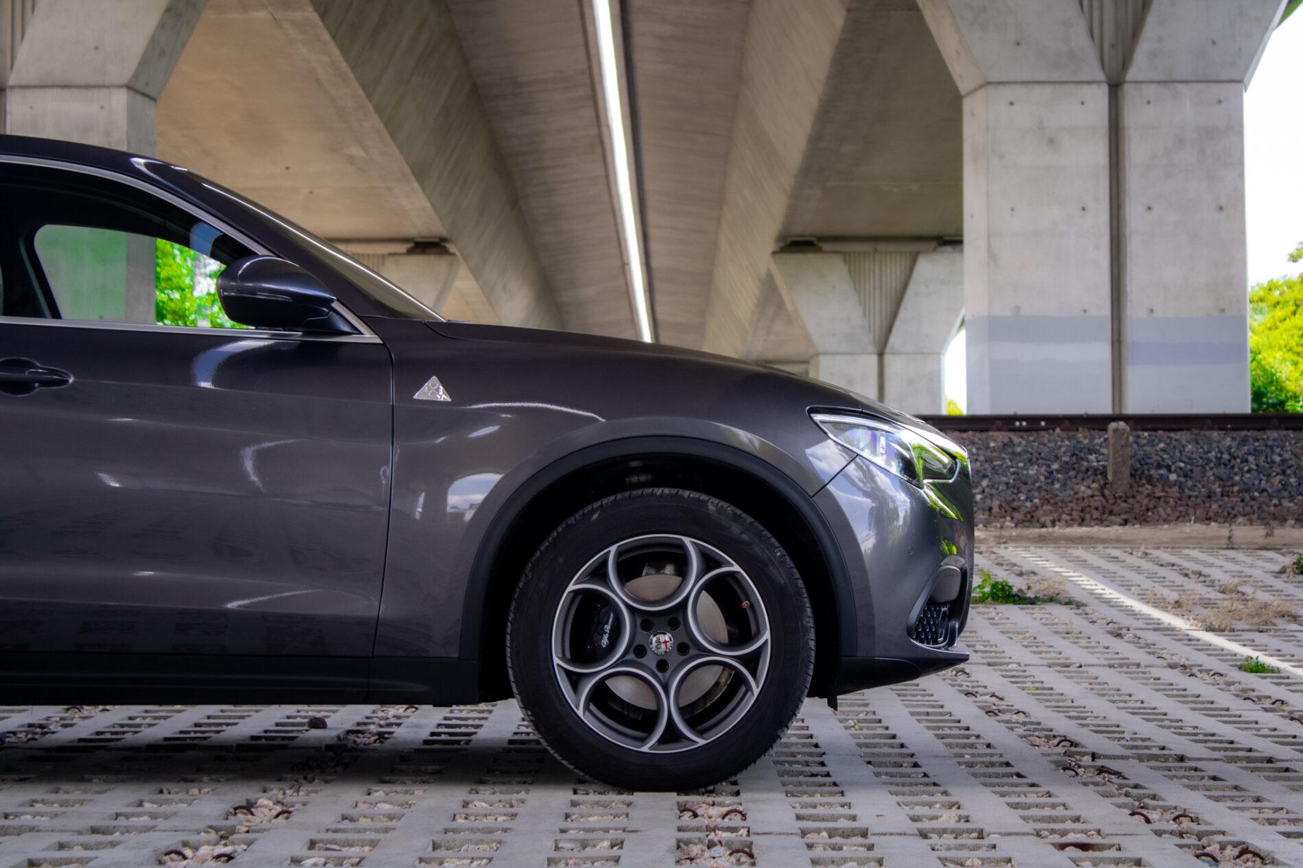 2019 Alfa Romeo Stelvio, šedá suv, 56 139 km