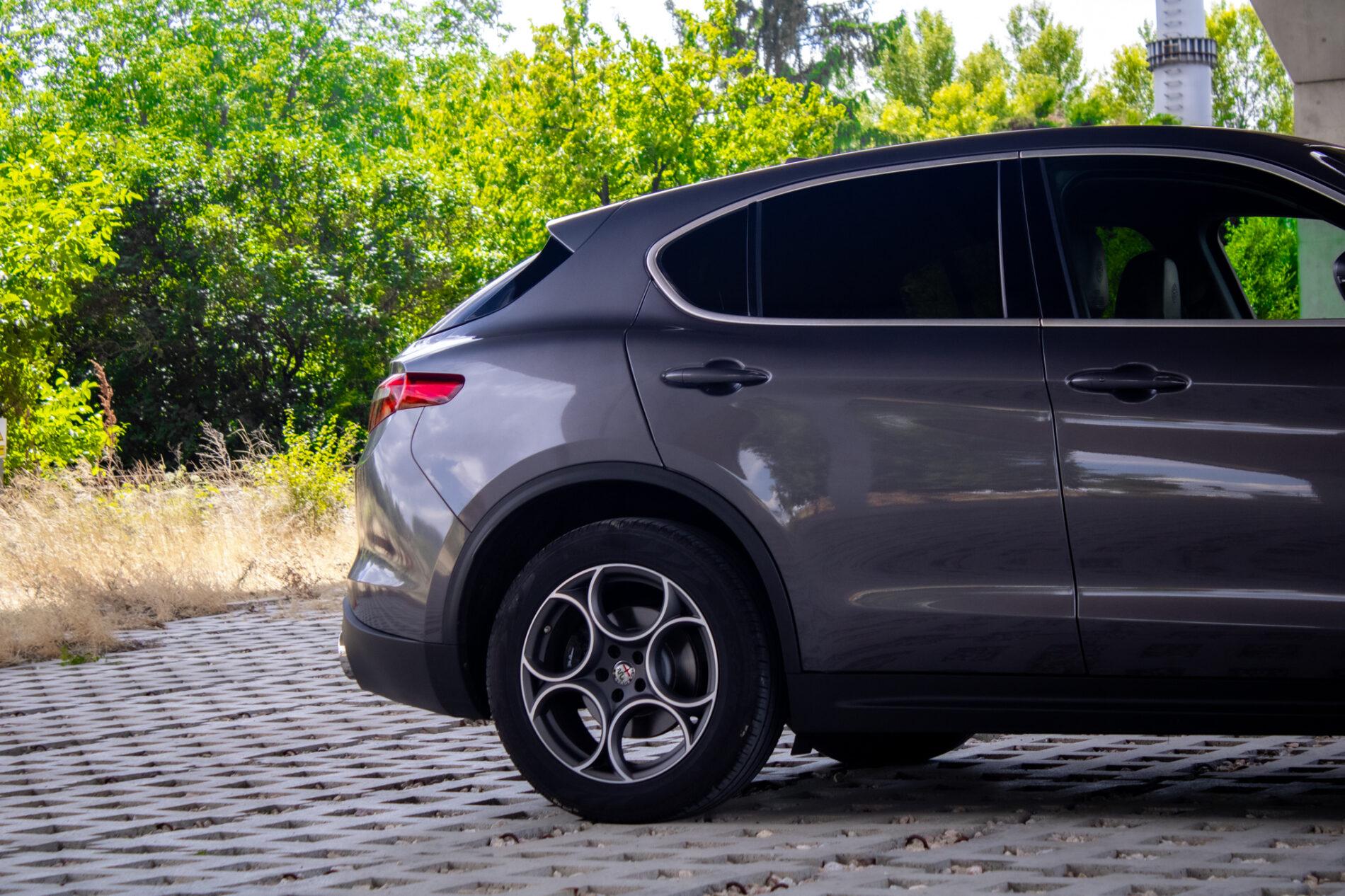 2019 Alfa Romeo Stelvio, šedá suv, 56 139 km