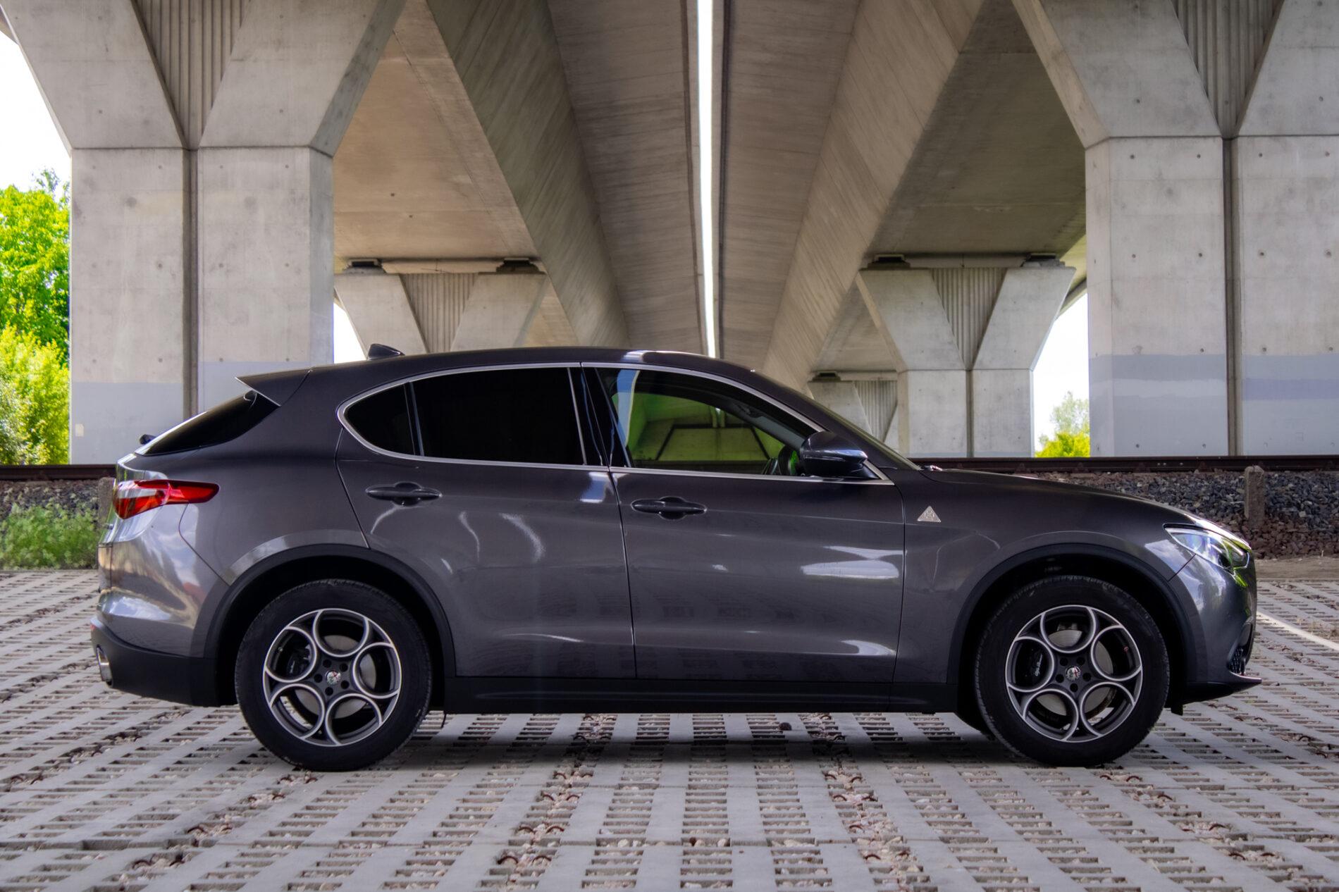 2019 Alfa Romeo Stelvio, šedá suv, 56 139 km