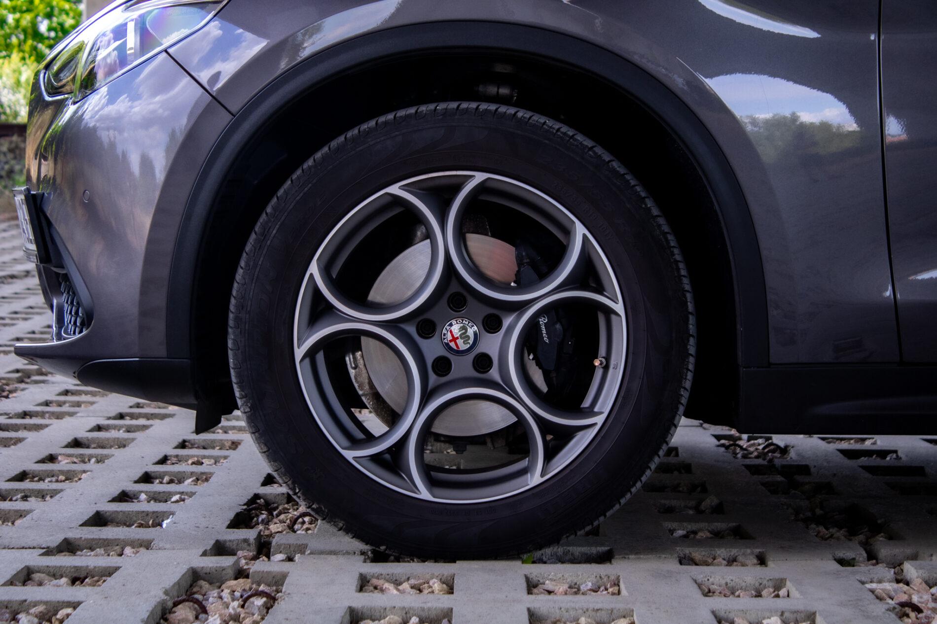 2019 Alfa Romeo Stelvio, šedá suv, 56 139 km