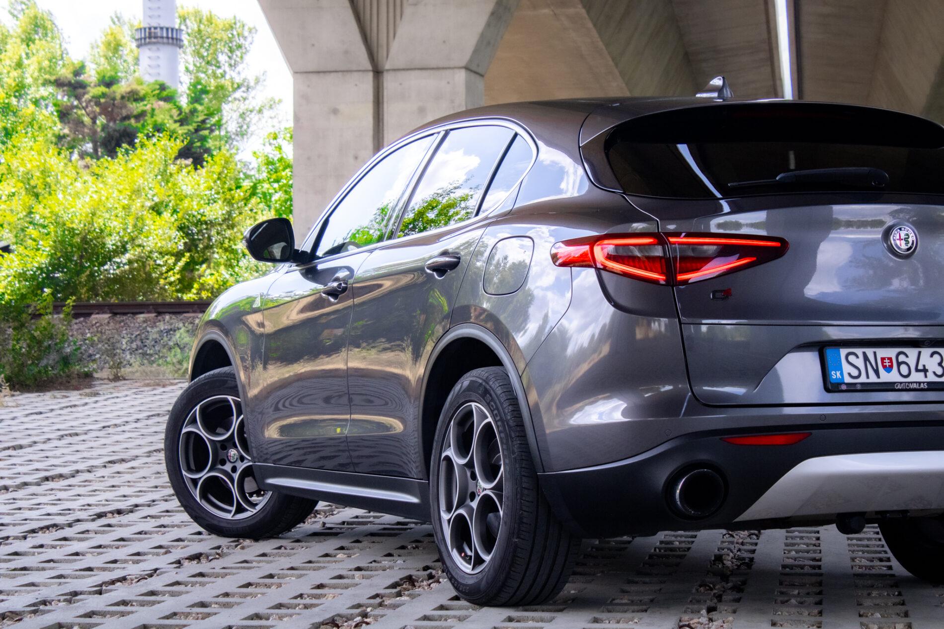 2019 Alfa Romeo Stelvio, šedá suv, 56 139 km
