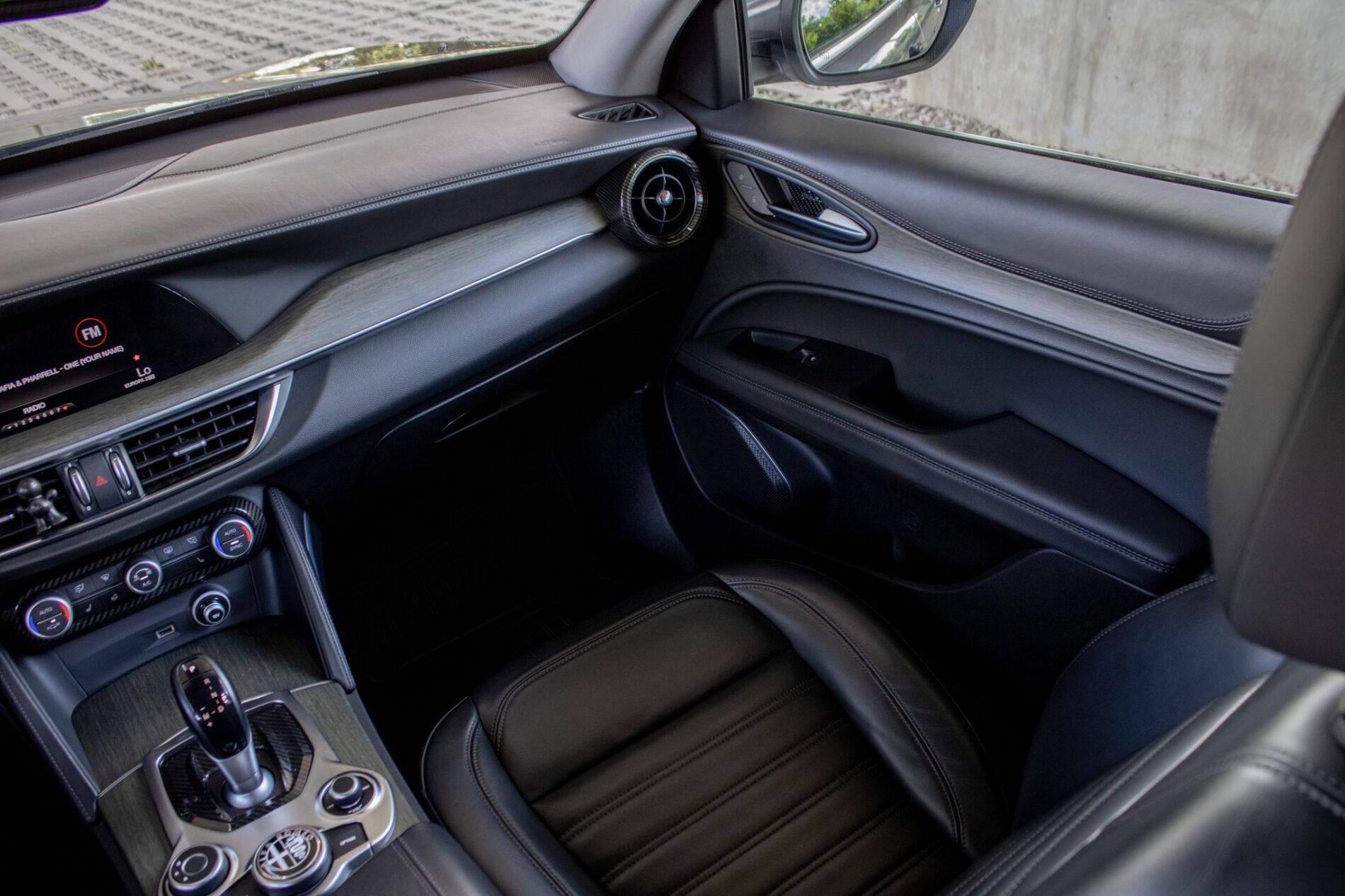 2019 Alfa Romeo Stelvio, šedá suv, 56 139 km