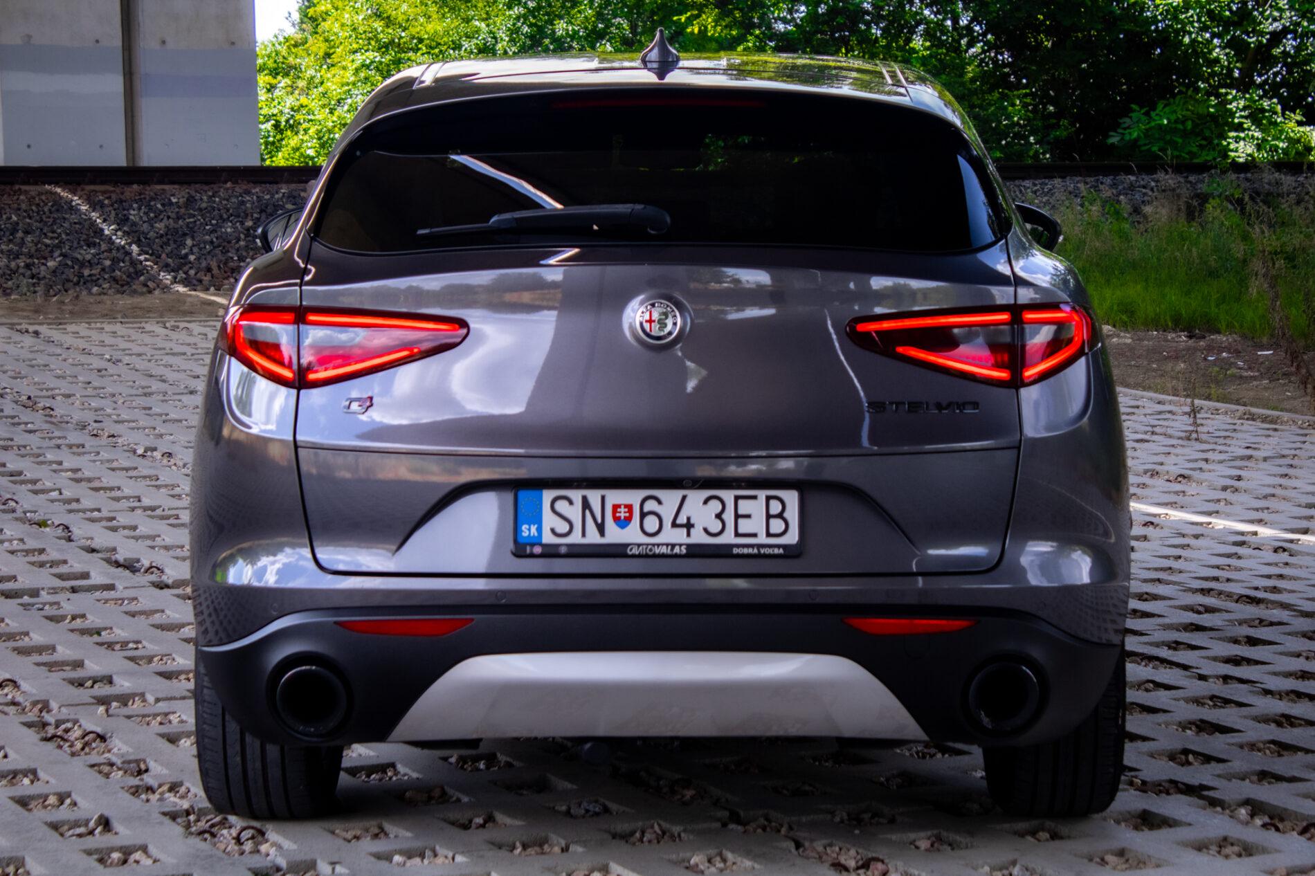 2019 Alfa Romeo Stelvio, šedá suv, 56 139 km