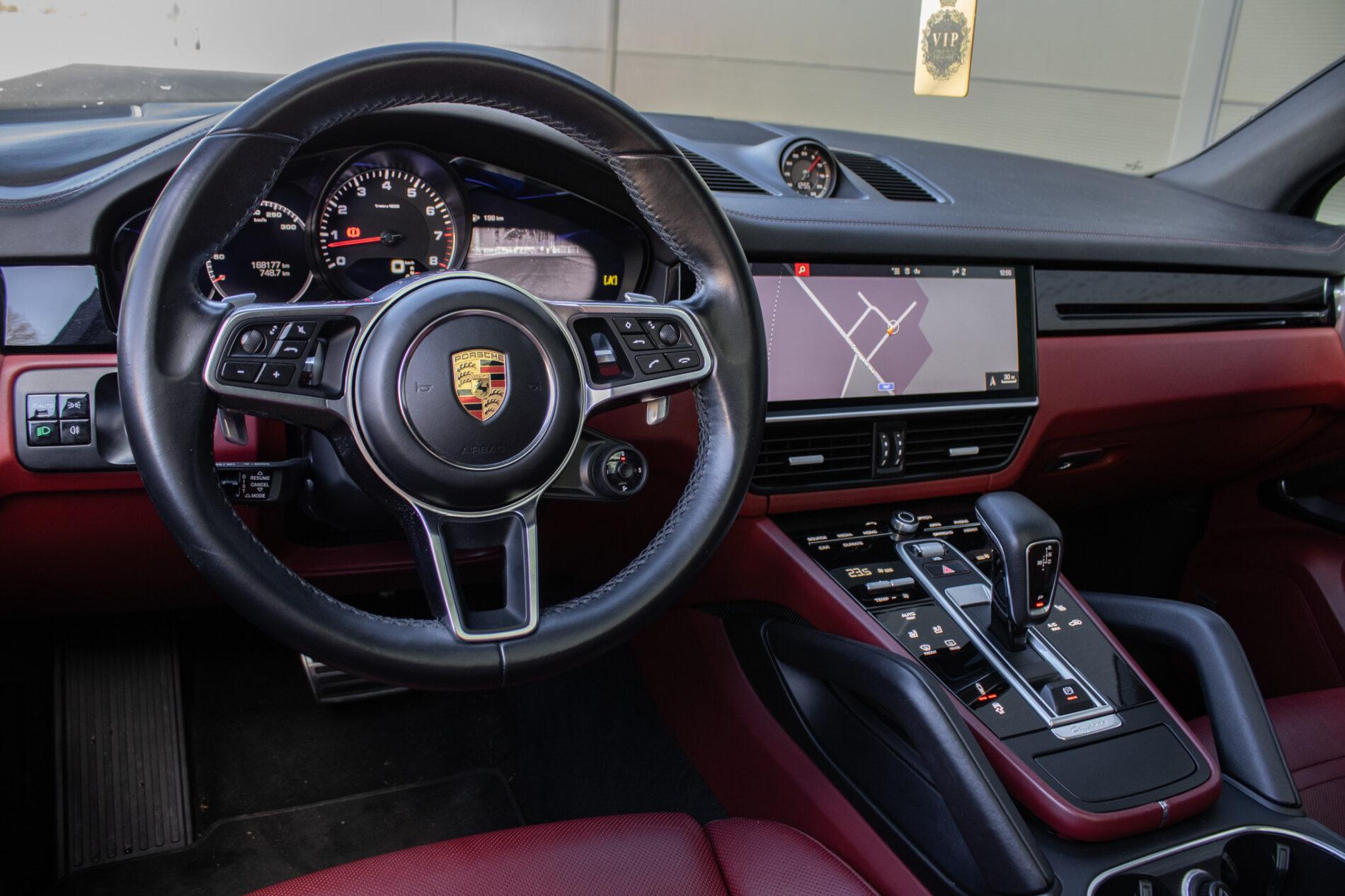 2018 Porsche Cayenne S, černá suv, 168 000 km