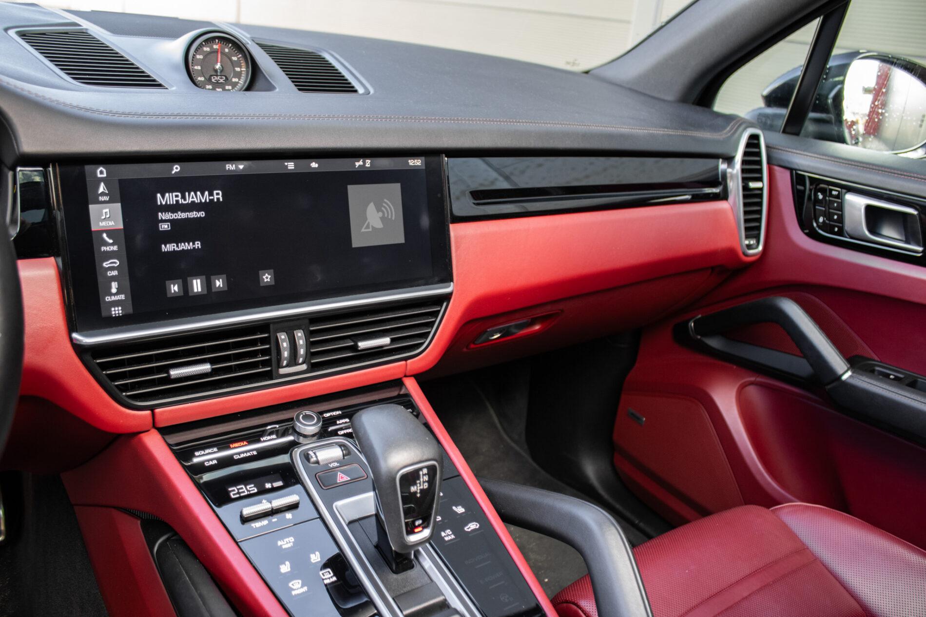 2018 Porsche Cayenne S, černá suv, 168 000 km