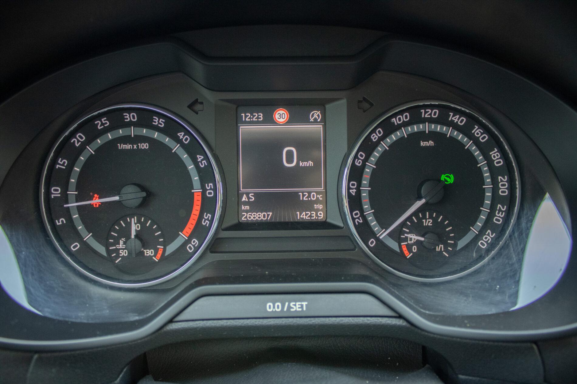2014 Skoda Octavia RS, modrá kombi, 268 807 km