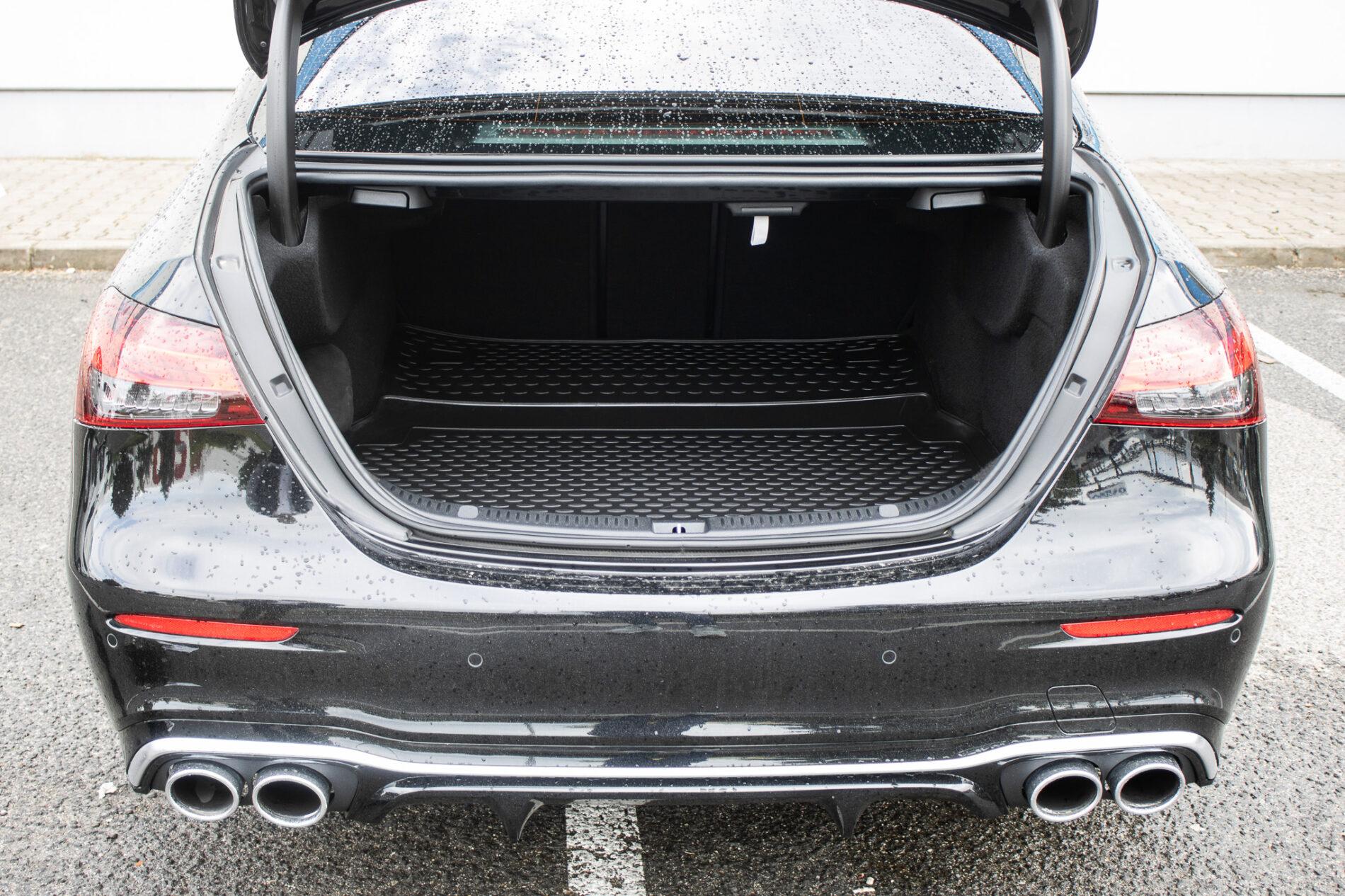 2020 Mercedes-Benz E 53 AMG, černá sedan, 85 274 km
