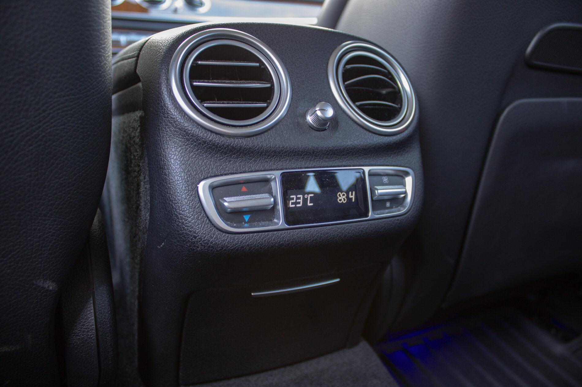 2019 Mercedes-Benz E 400d, modrá kombi, 190 026 km