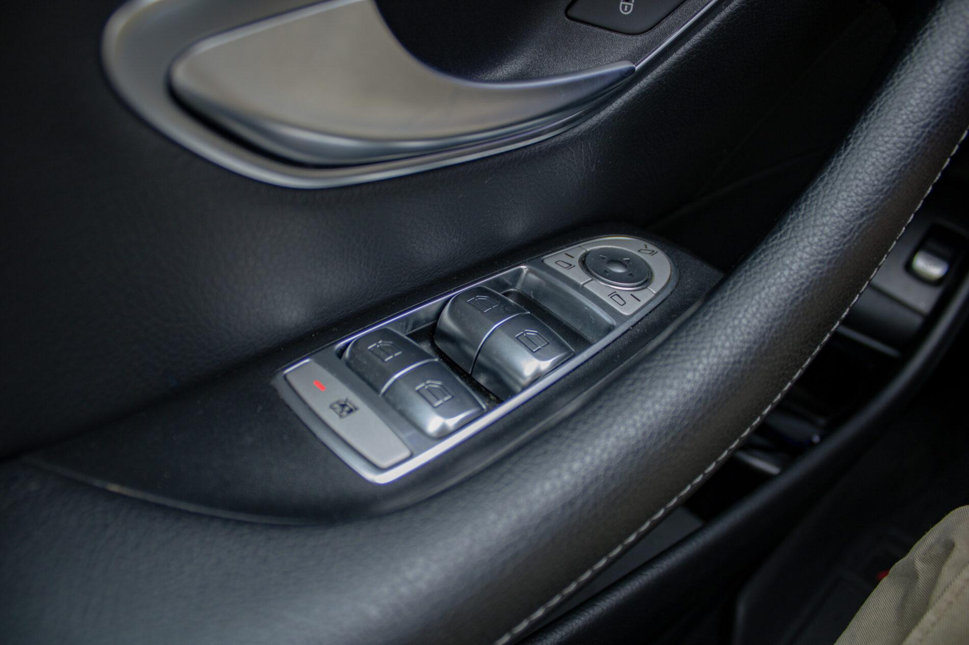 2019 Mercedes-Benz E 400d, modrá kombi, 190 026 km