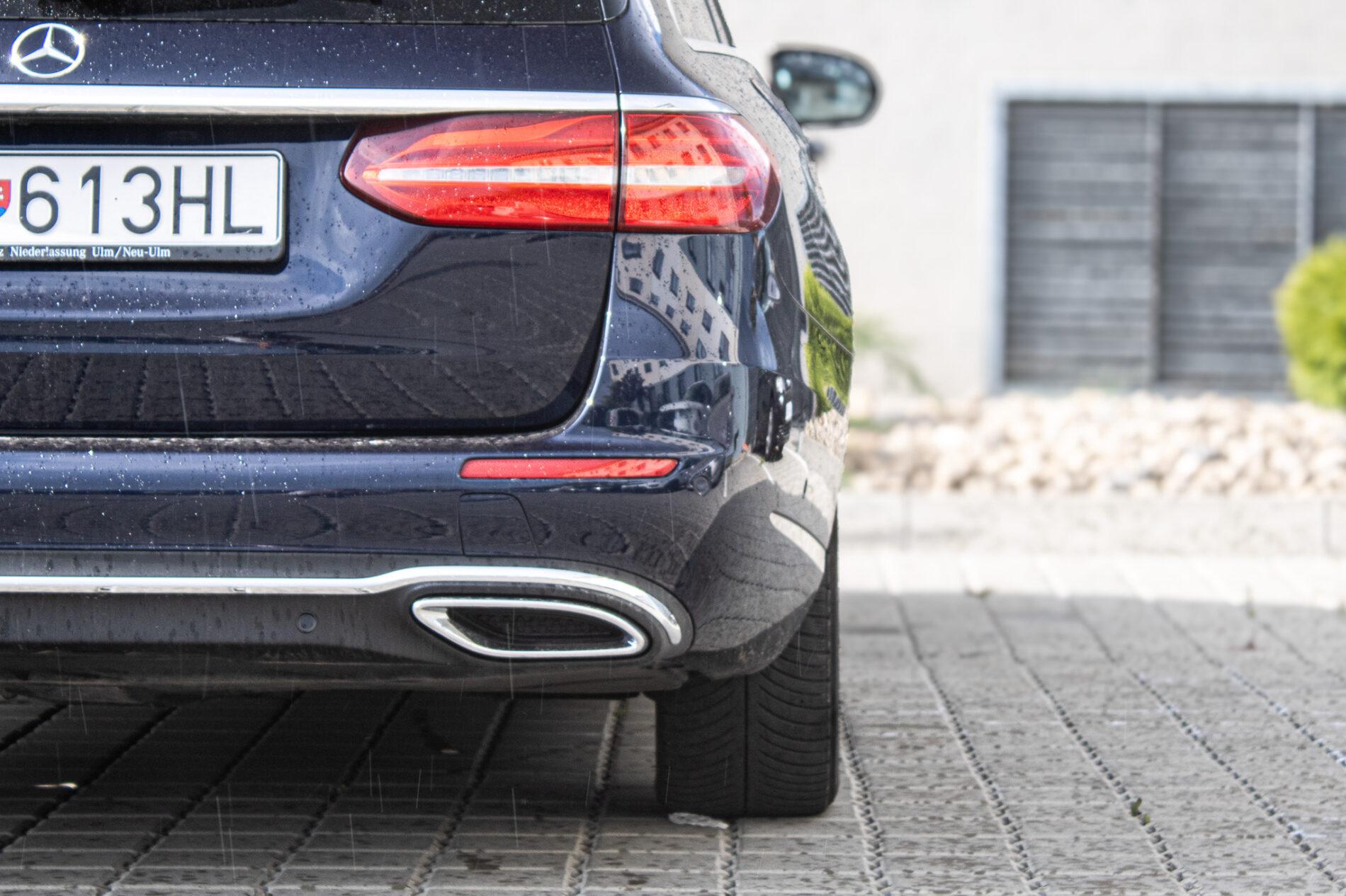 2019 Mercedes-Benz E 400d, modrá kombi, 190 026 km