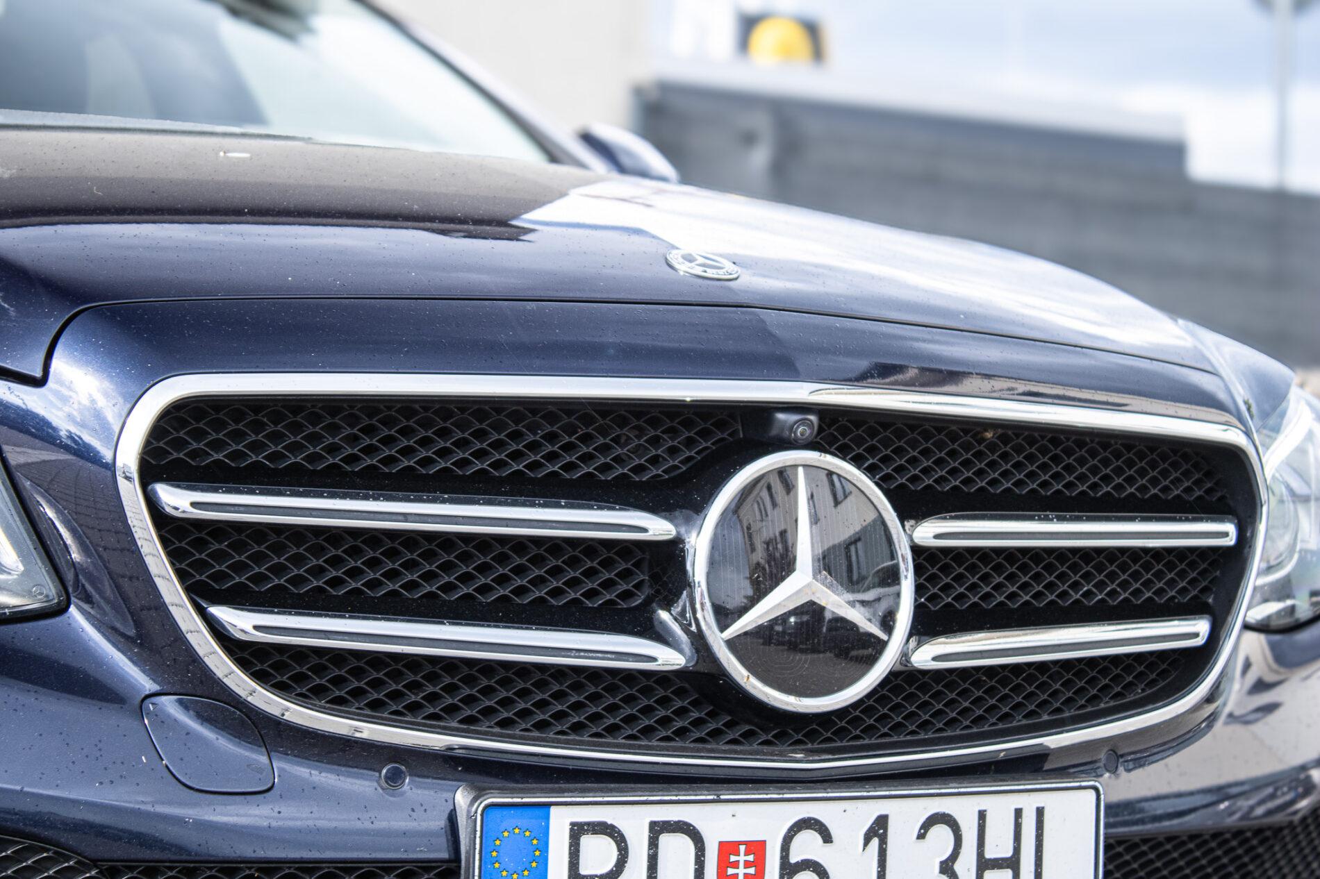 2019 Mercedes-Benz E 400d, modrá kombi, 190 026 km