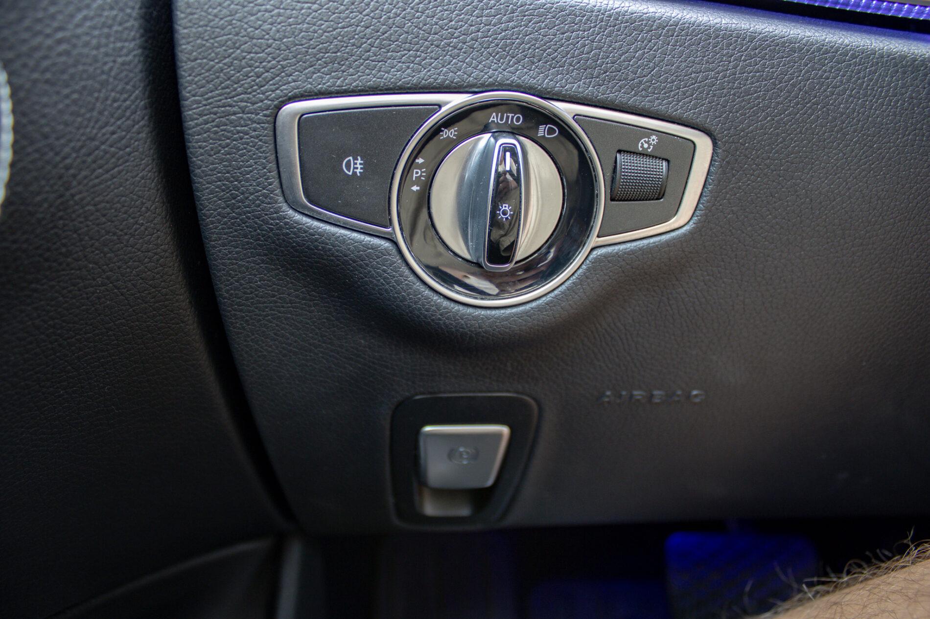 2019 Mercedes-Benz E 400d, modrá kombi, 190 026 km