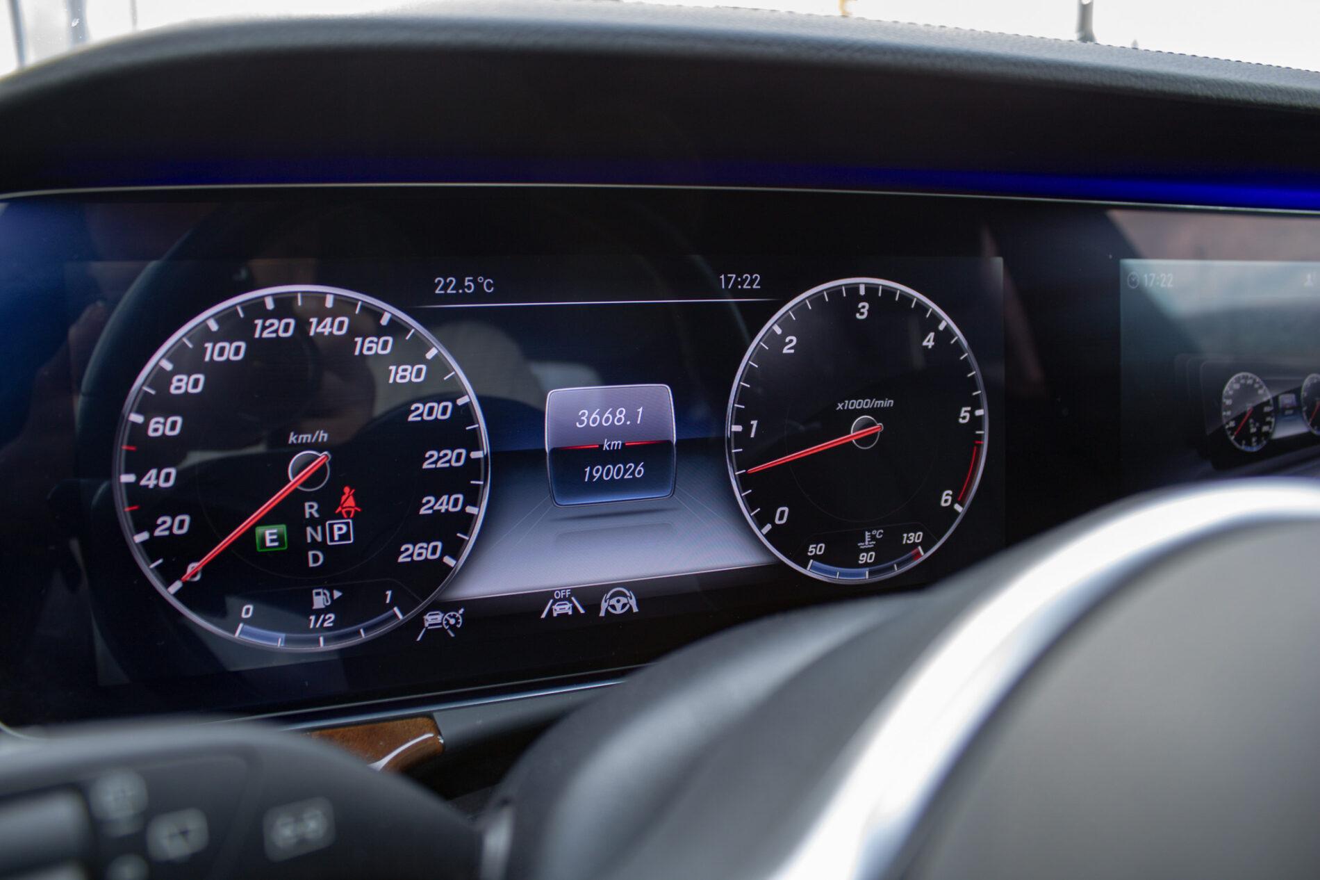 2019 Mercedes-Benz E 400d, modrá kombi, 190 026 km