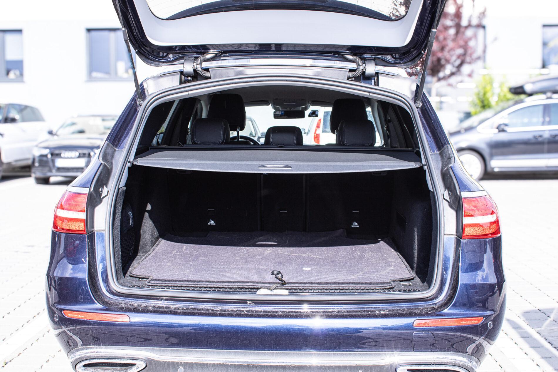 2019 Mercedes-Benz E 400d, modrá kombi, 190 026 km