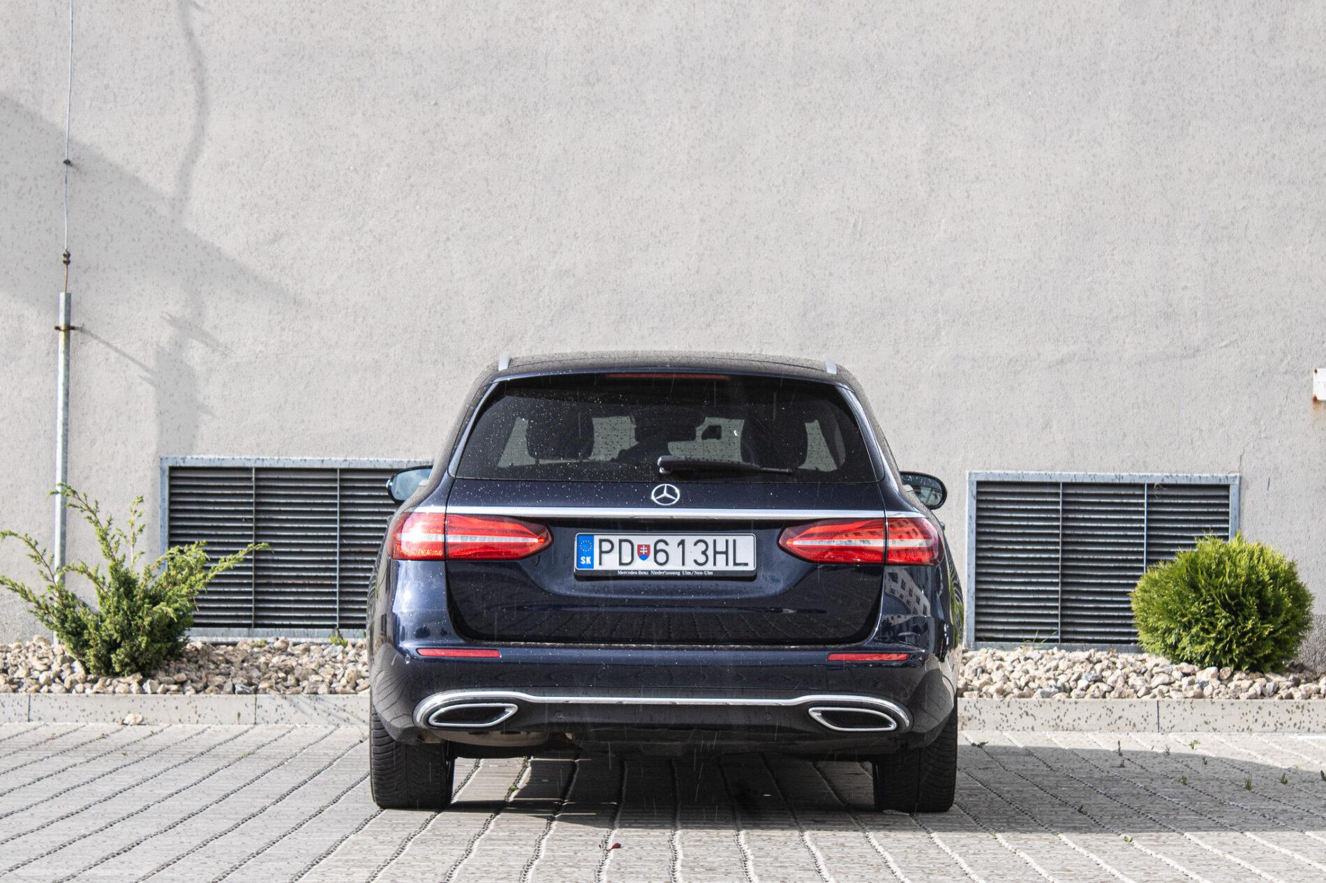 2019 Mercedes-Benz E 400d, modrá kombi, 190 026 km