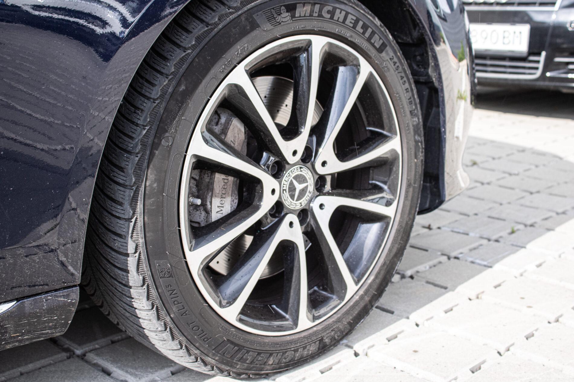 2019 Mercedes-Benz E 400d, modrá kombi, 190 026 km