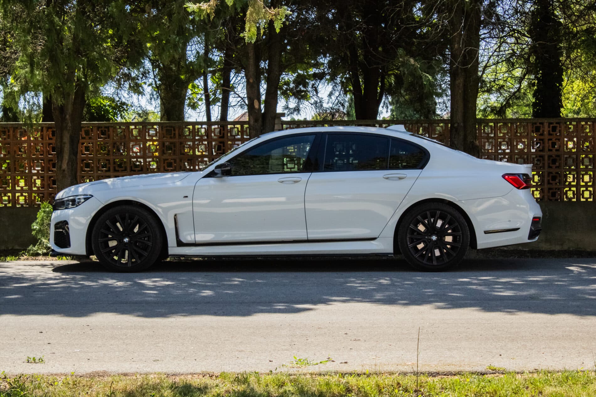 2019 BMW 750d, bílá sedan, 105 849 km