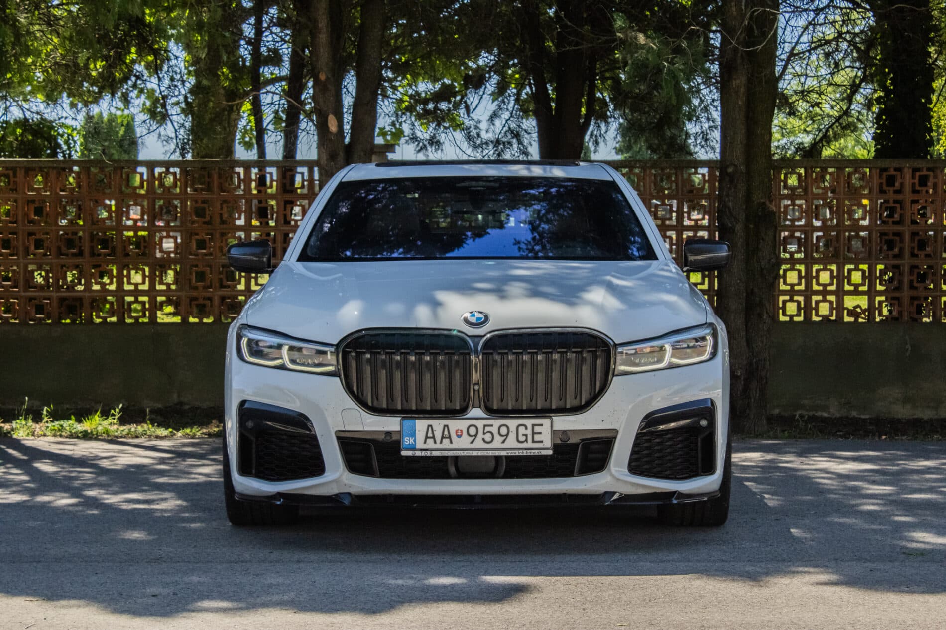 2019 BMW 750d, bílá sedan, 105 849 km