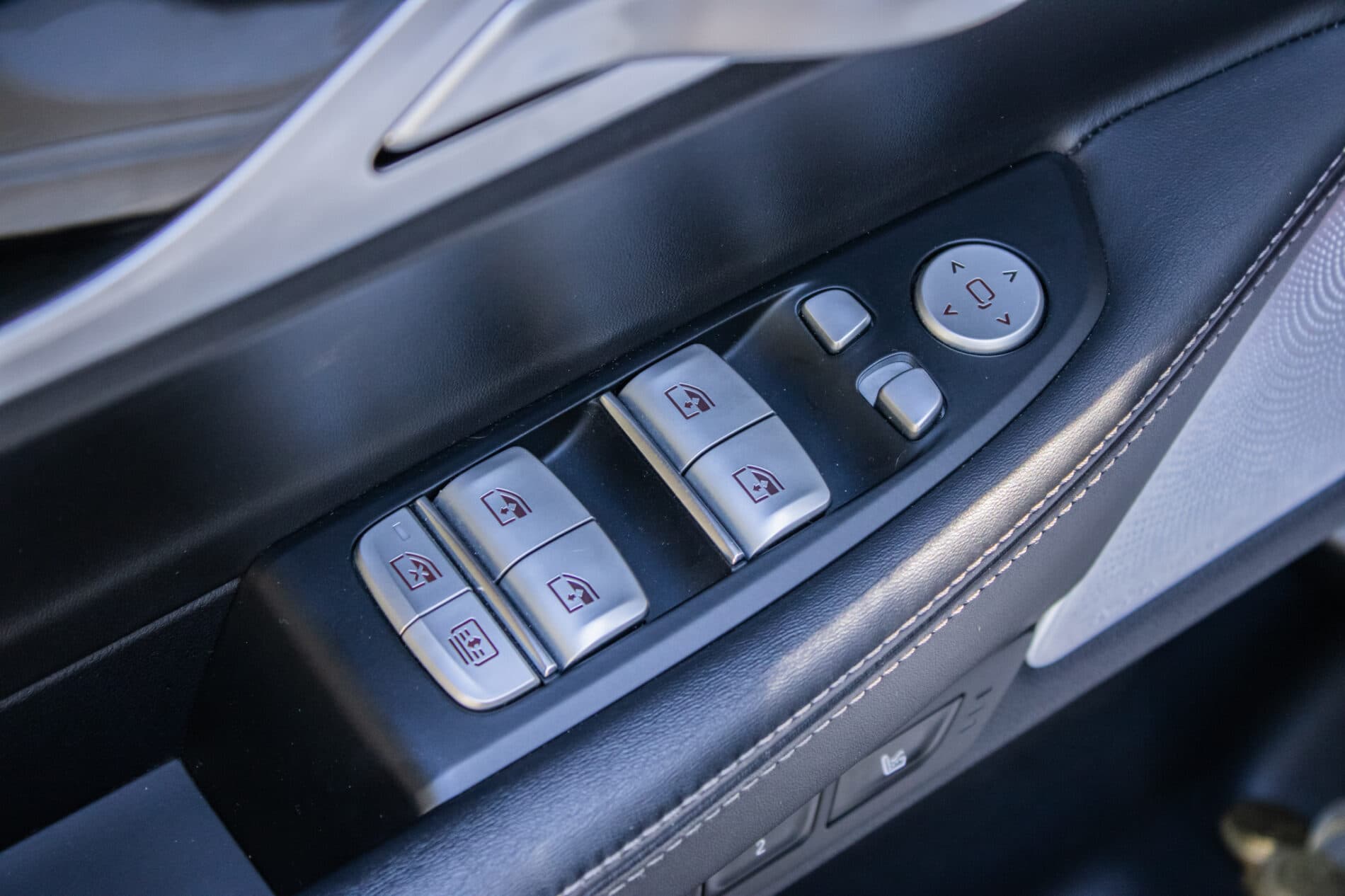 2019 BMW 750d, bílá sedan, 105 849 km
