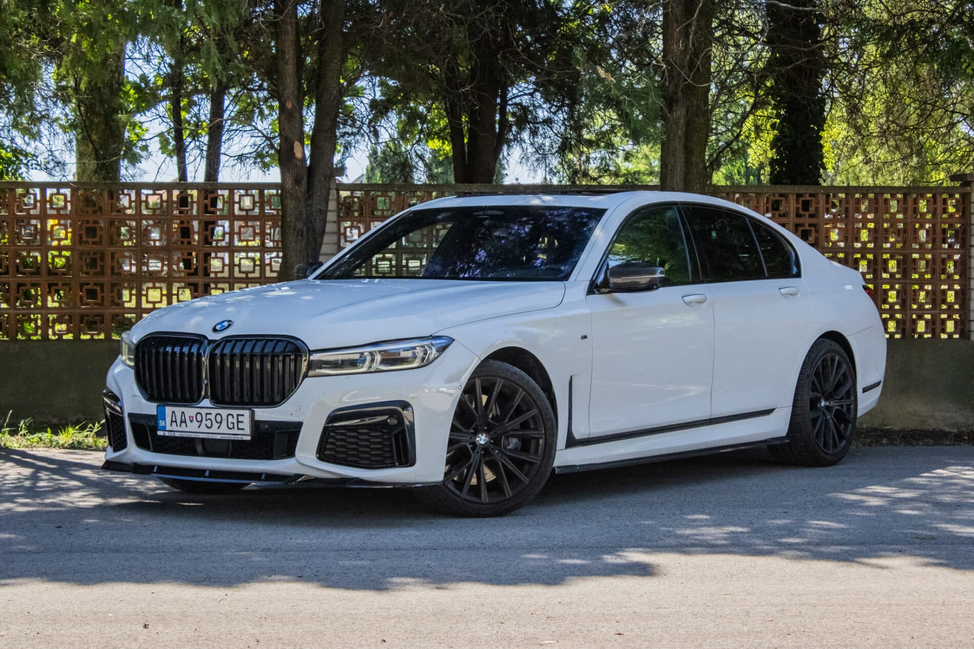 2019 BMW 750d, bílá sedan, 105 849 km