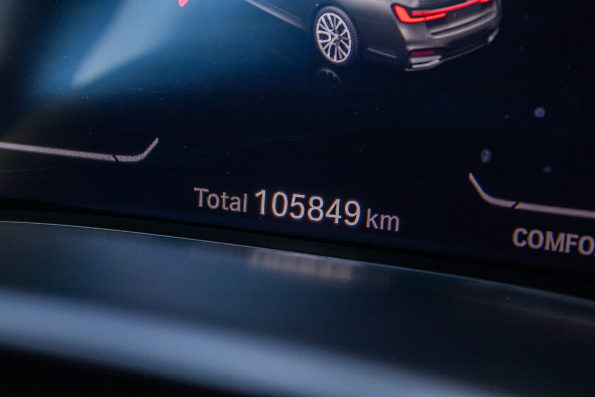 2019 BMW 750d, bílá sedan, 105 849 km