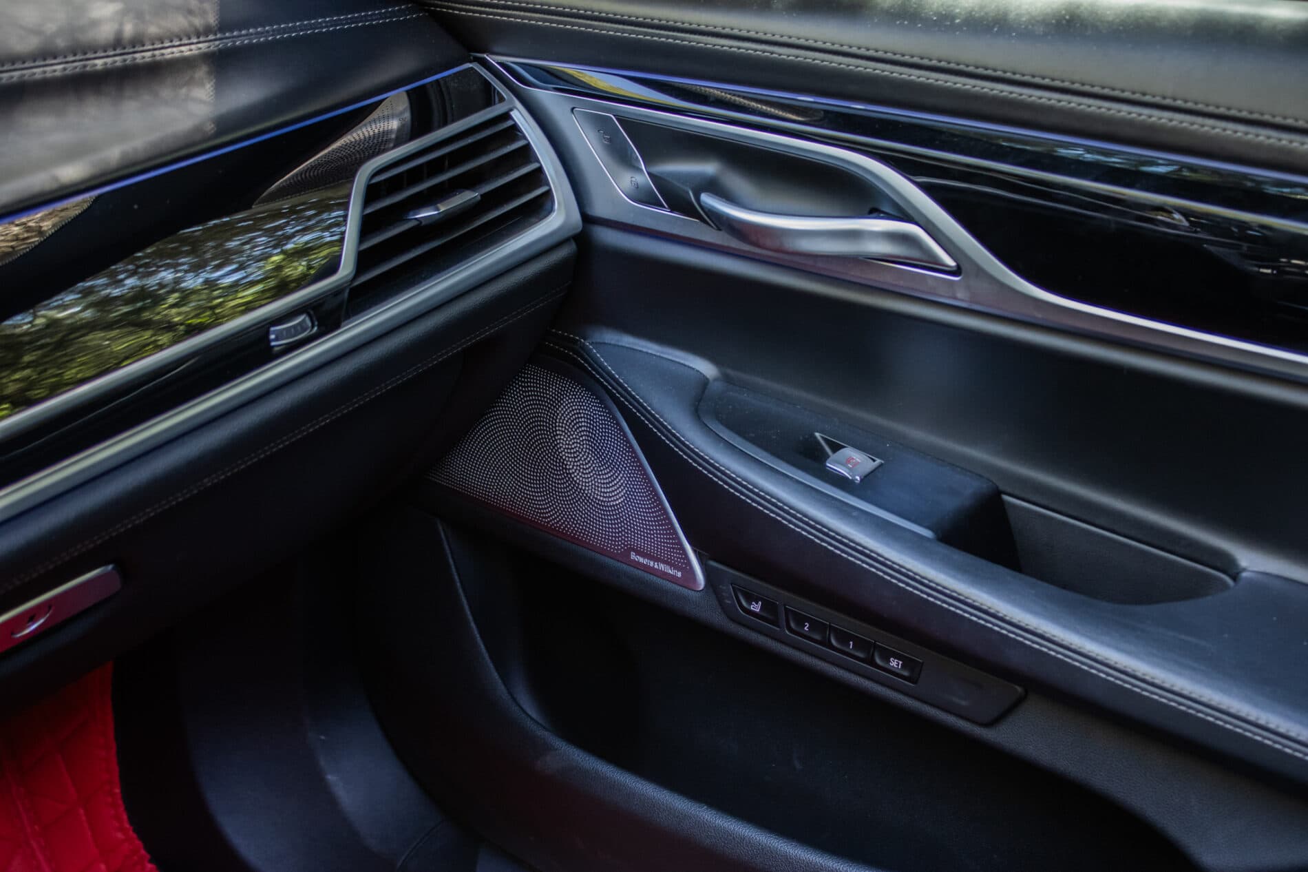 2019 BMW 750d, bílá sedan, 105 849 km