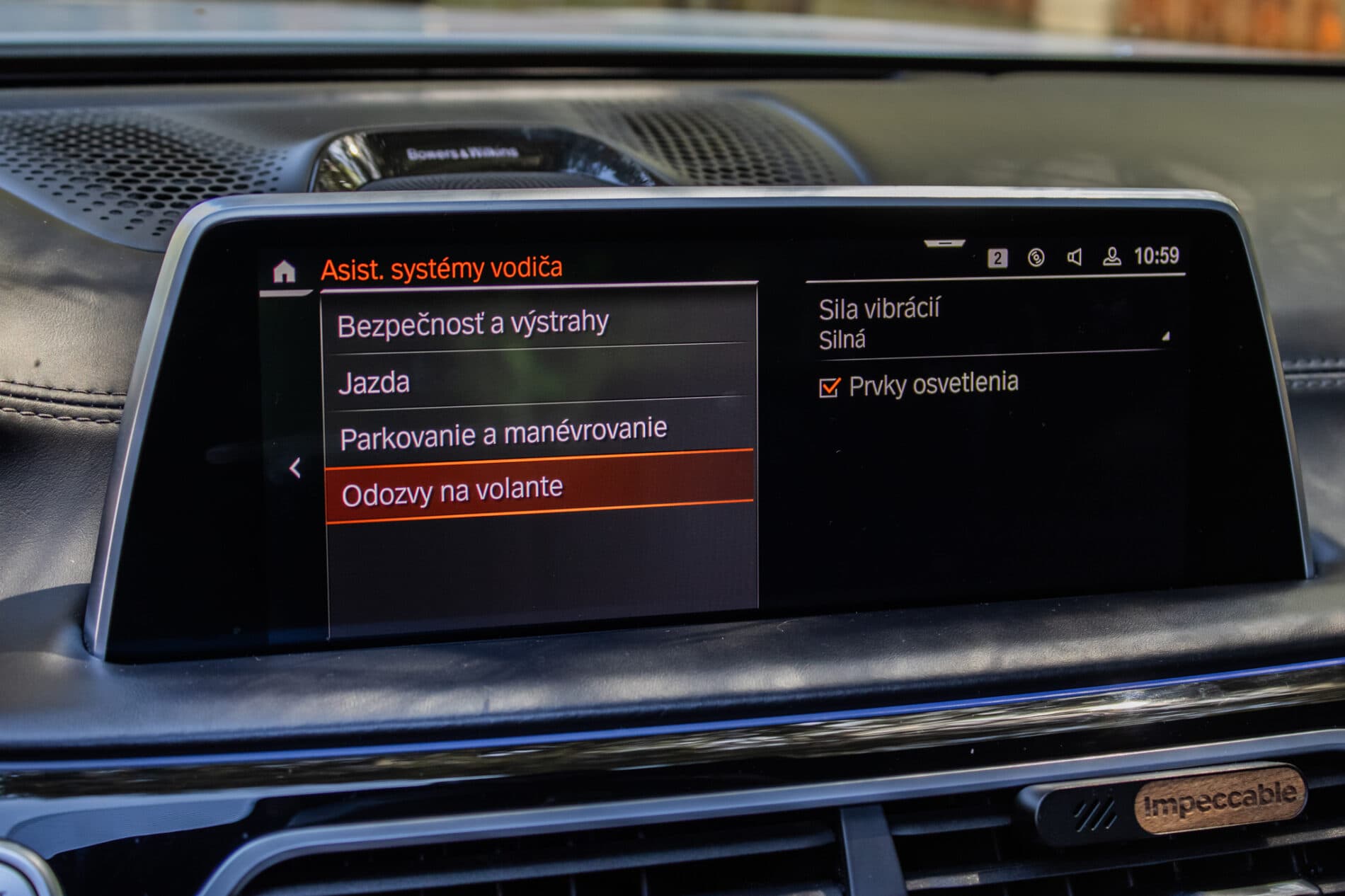 2019 BMW 750d, bílá sedan, 105 849 km