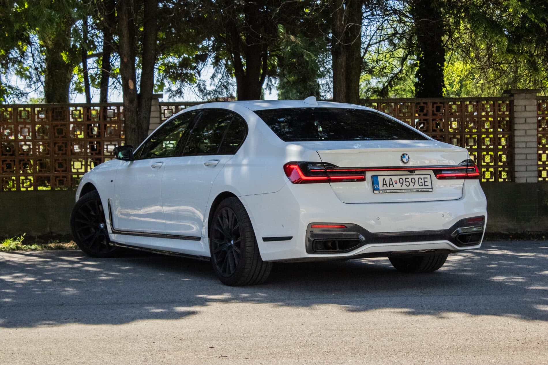 2019 BMW 750d, bílá sedan, 105 849 km