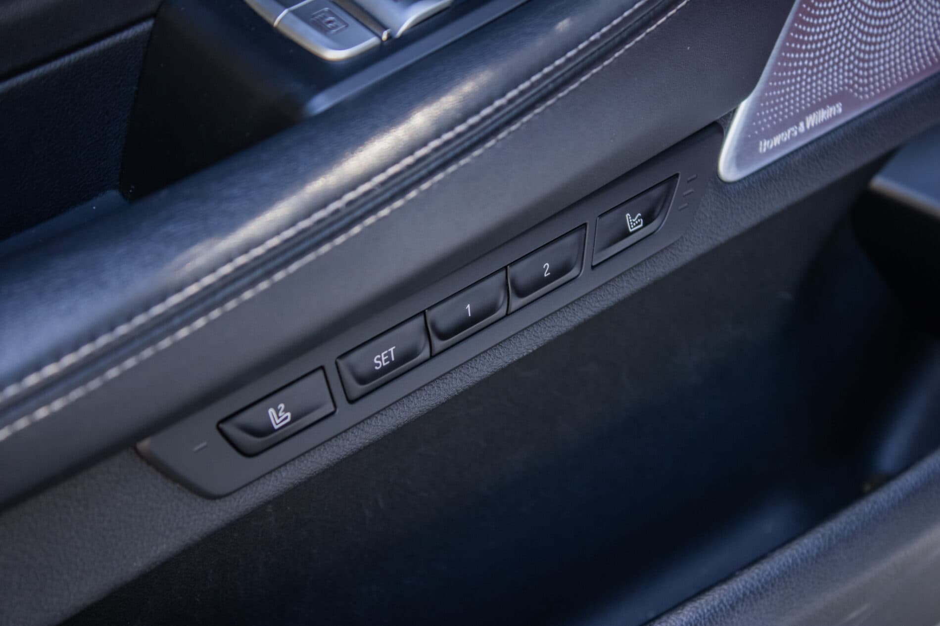 2019 BMW 750d, bílá sedan, 105 849 km