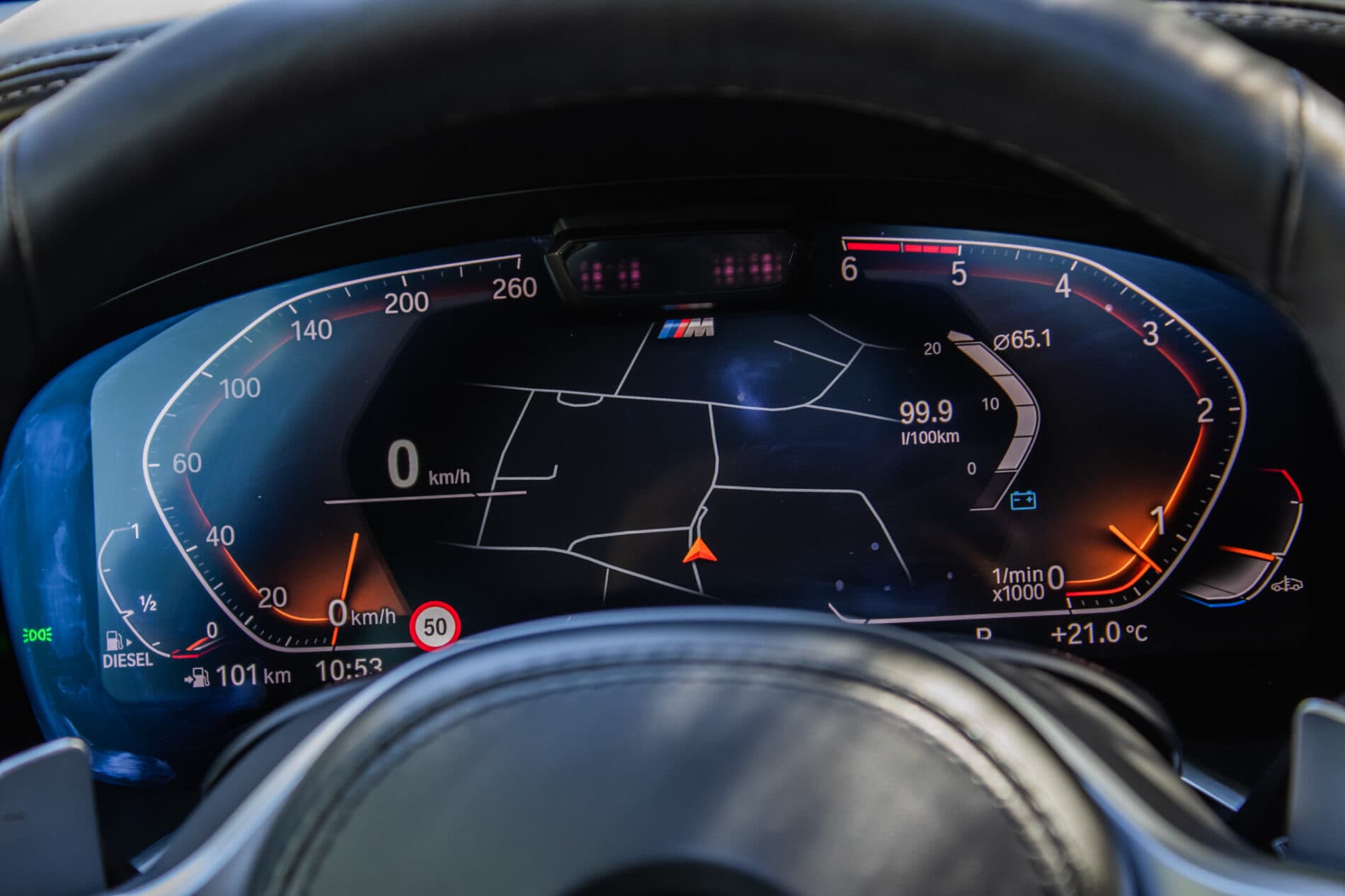 2019 BMW 750d, bílá sedan, 105 849 km