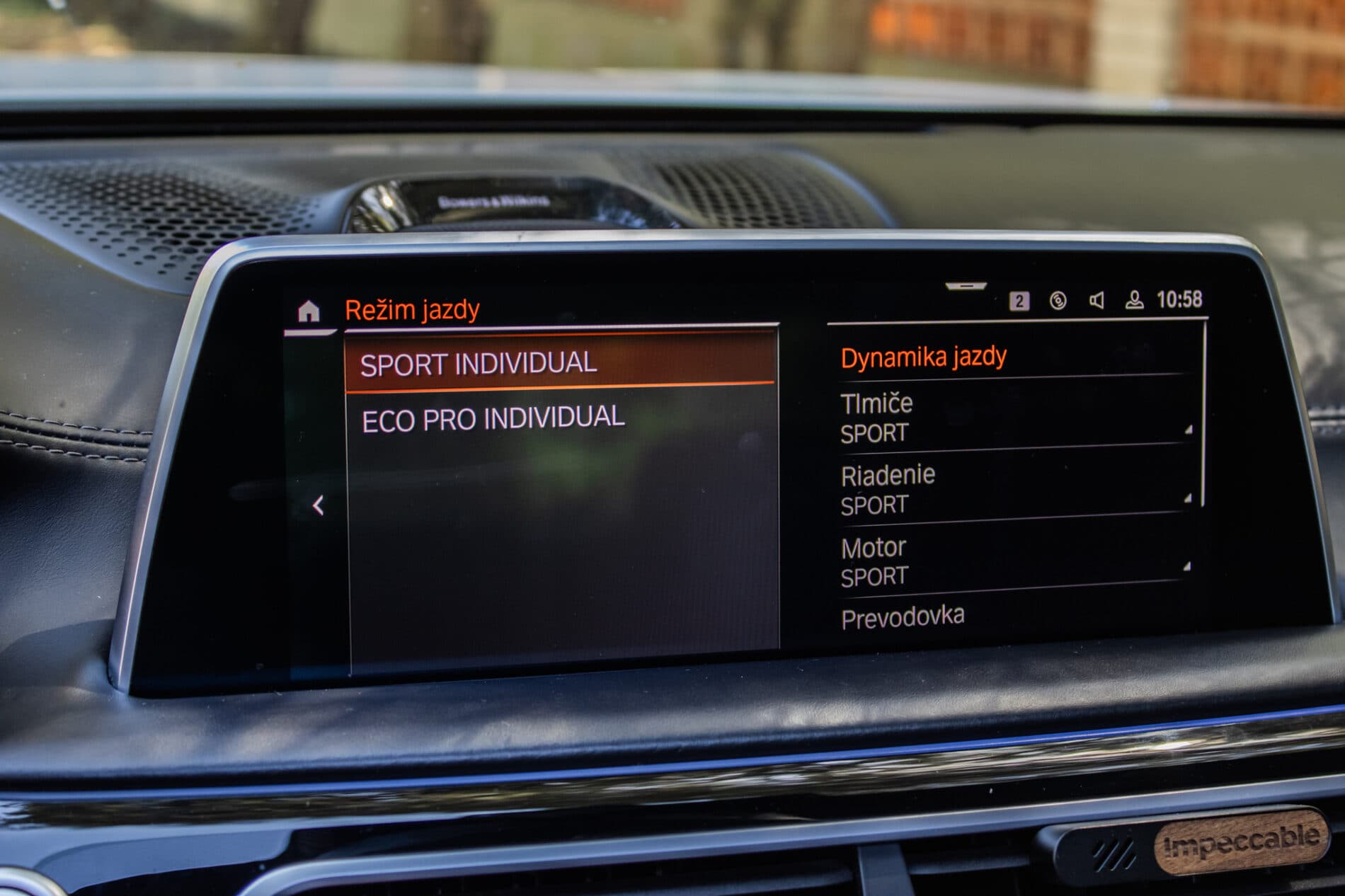 2019 BMW 750d, bílá sedan, 105 849 km