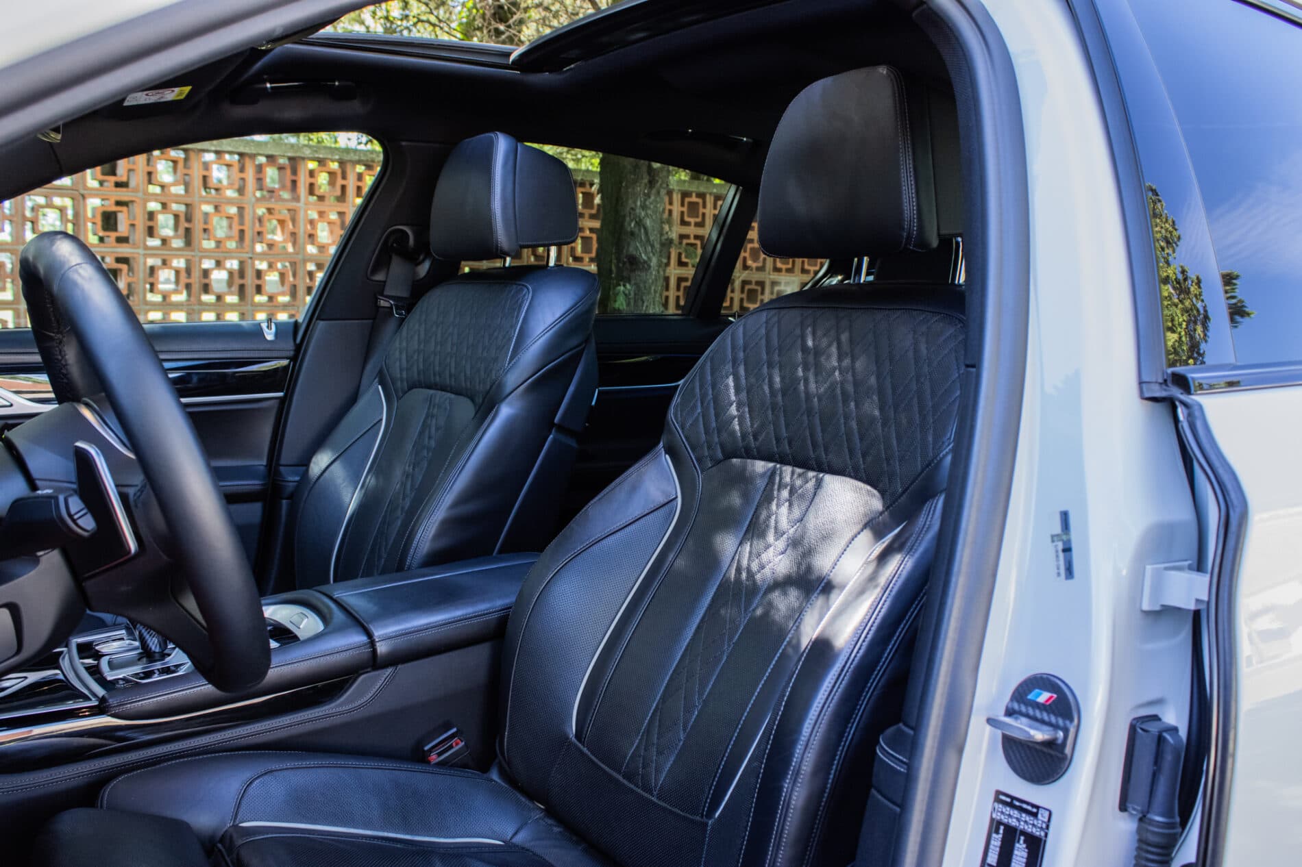 2019 BMW 750d, bílá sedan, 105 849 km