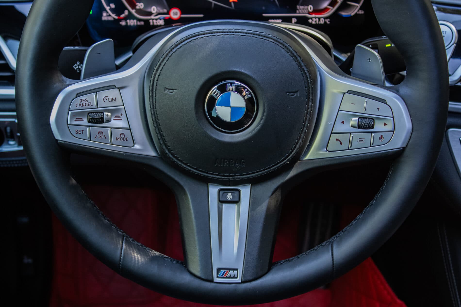 2019 BMW 750d, bílá sedan, 105 849 km