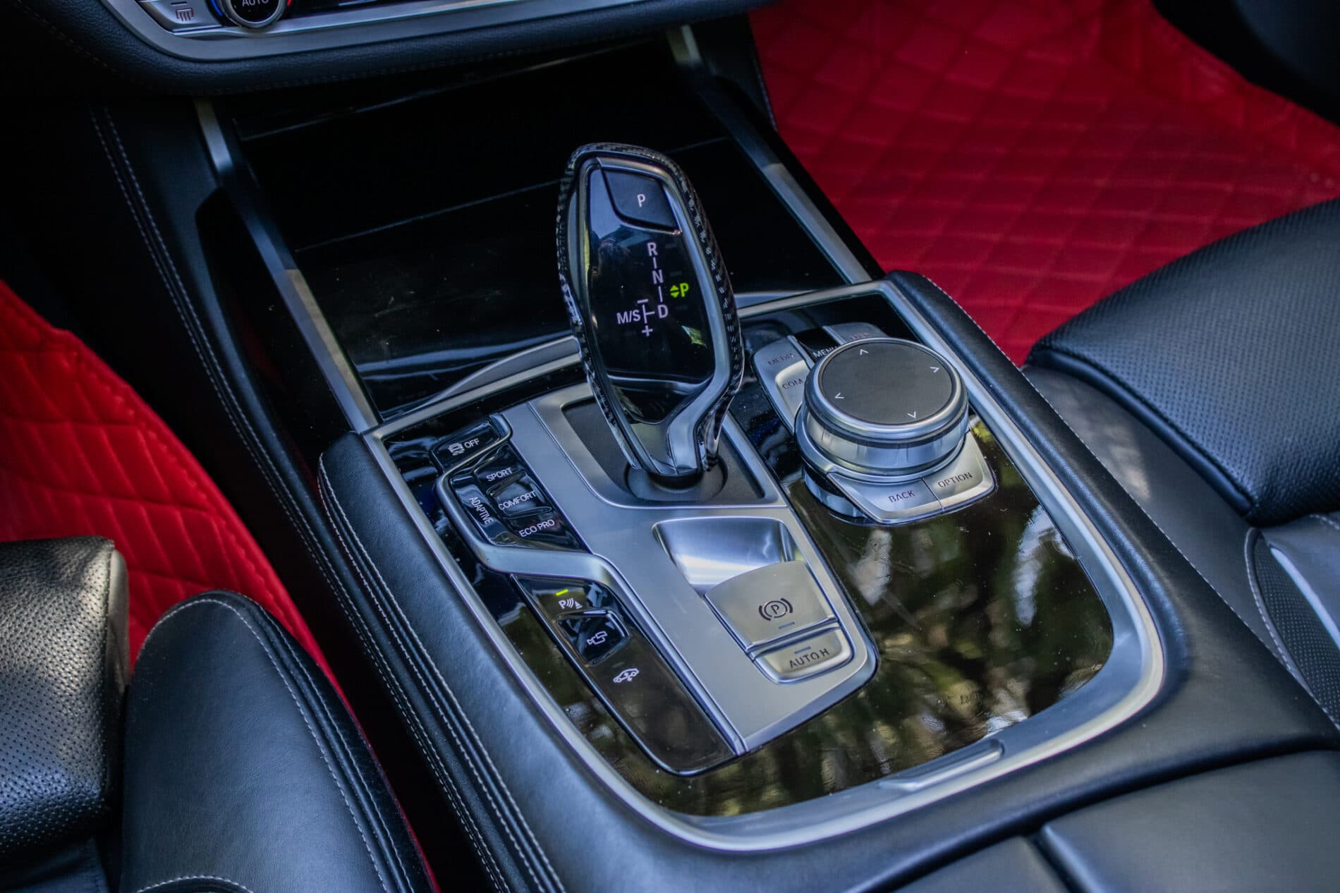 2019 BMW 750d, bílá sedan, 105 849 km