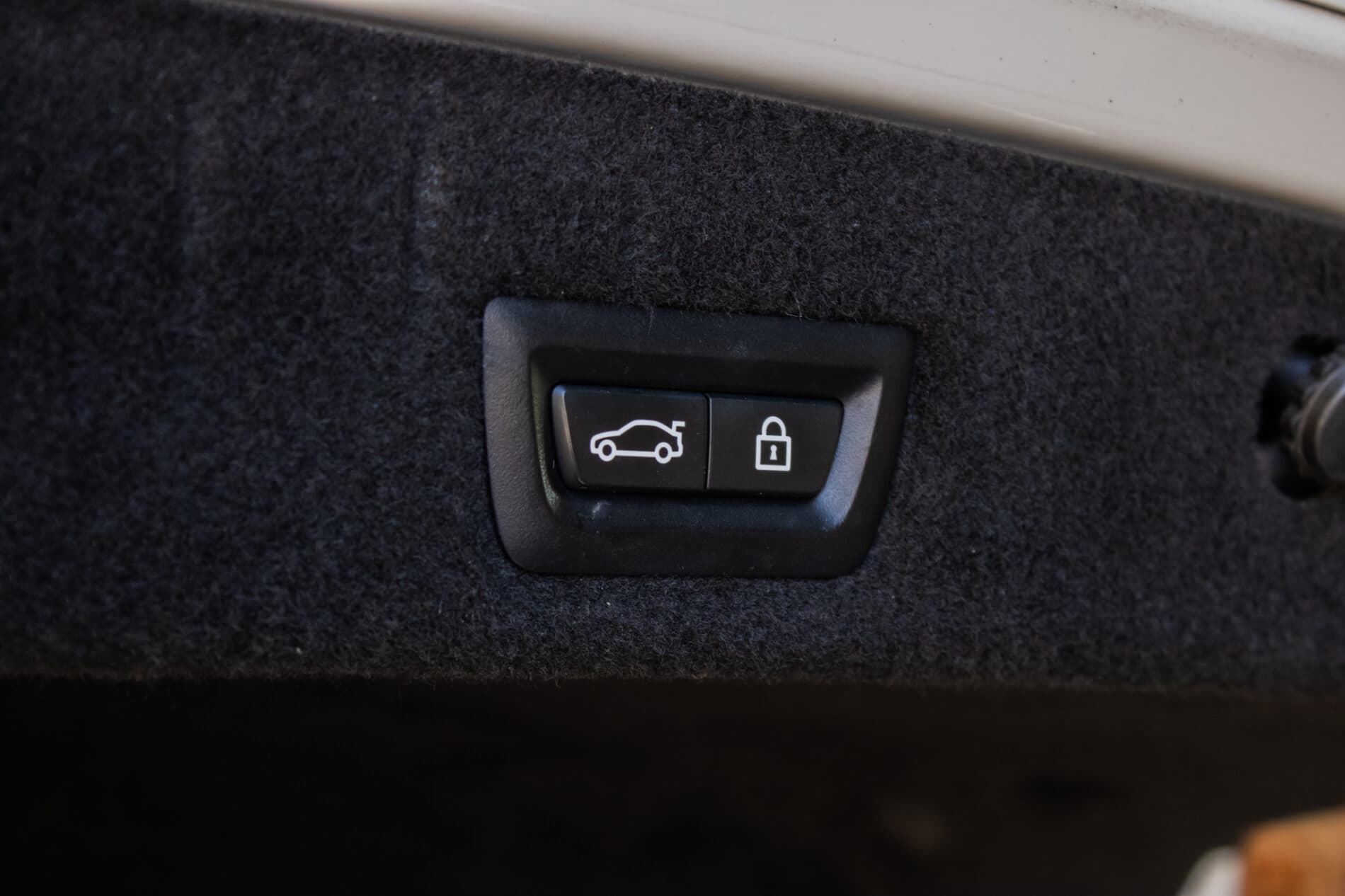 2019 BMW 750d, bílá sedan, 105 849 km