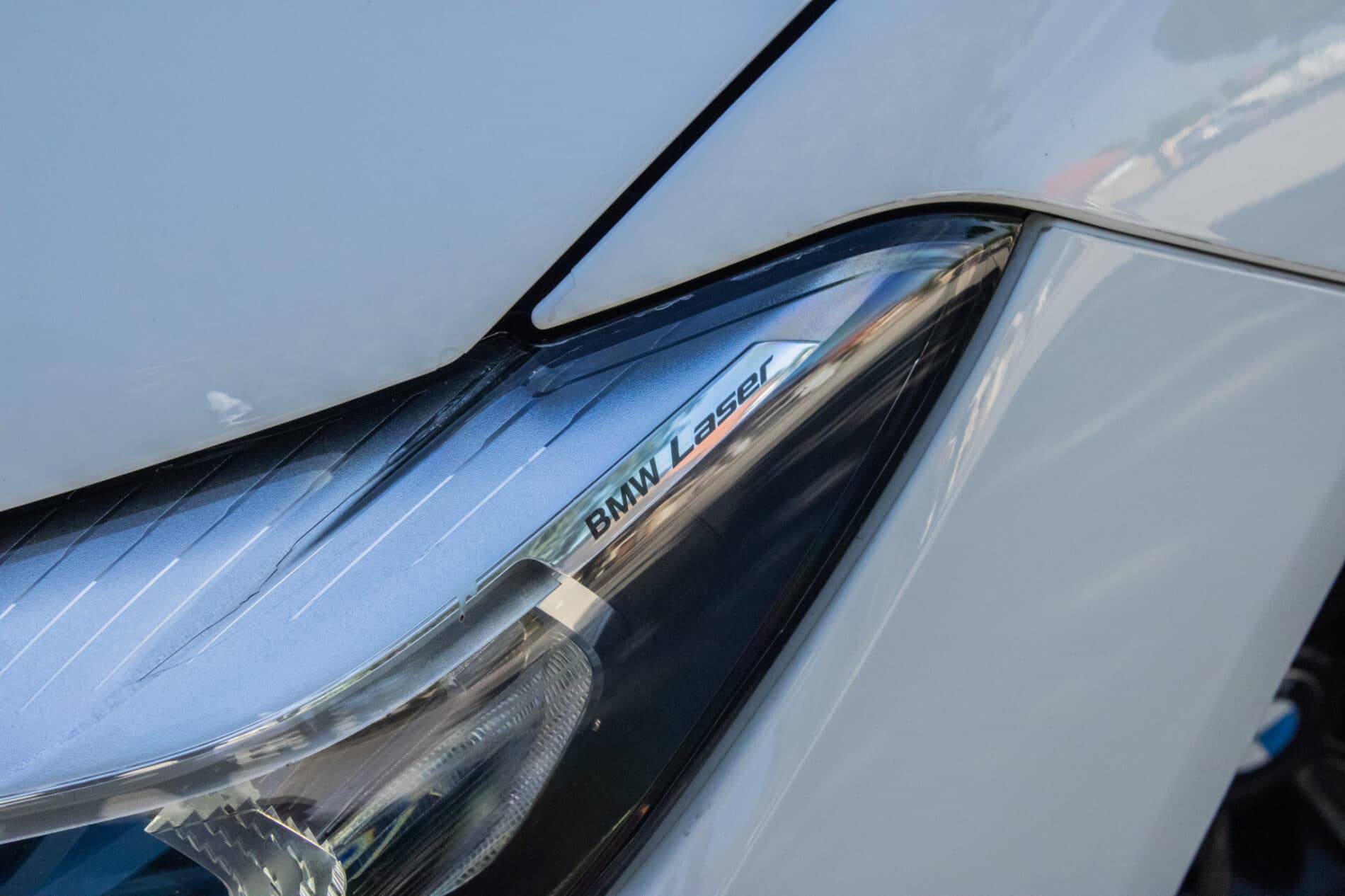 2019 BMW 750d, bílá sedan, 105 849 km