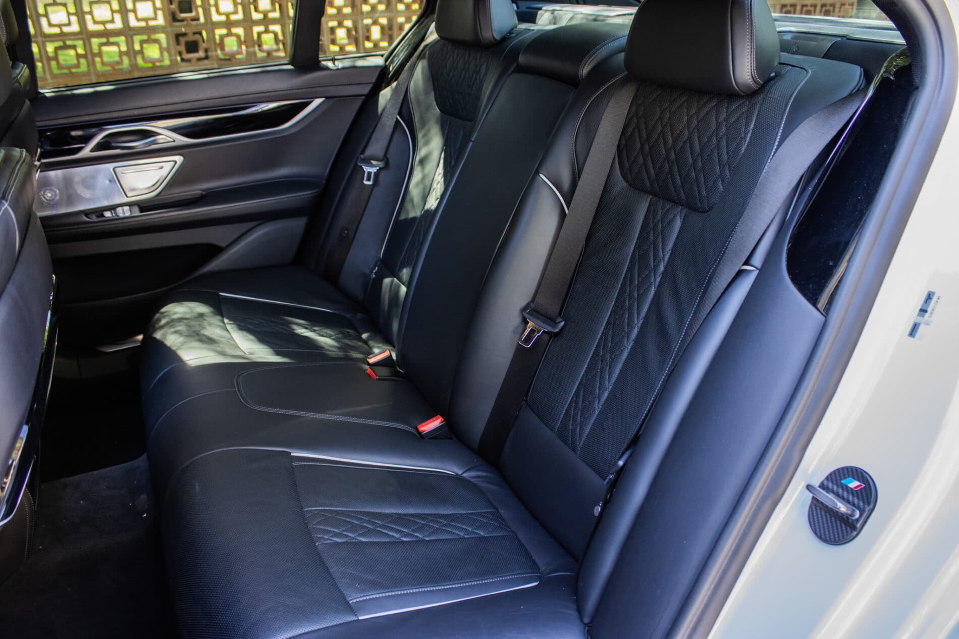 2019 BMW 750d, bílá sedan, 105 849 km
