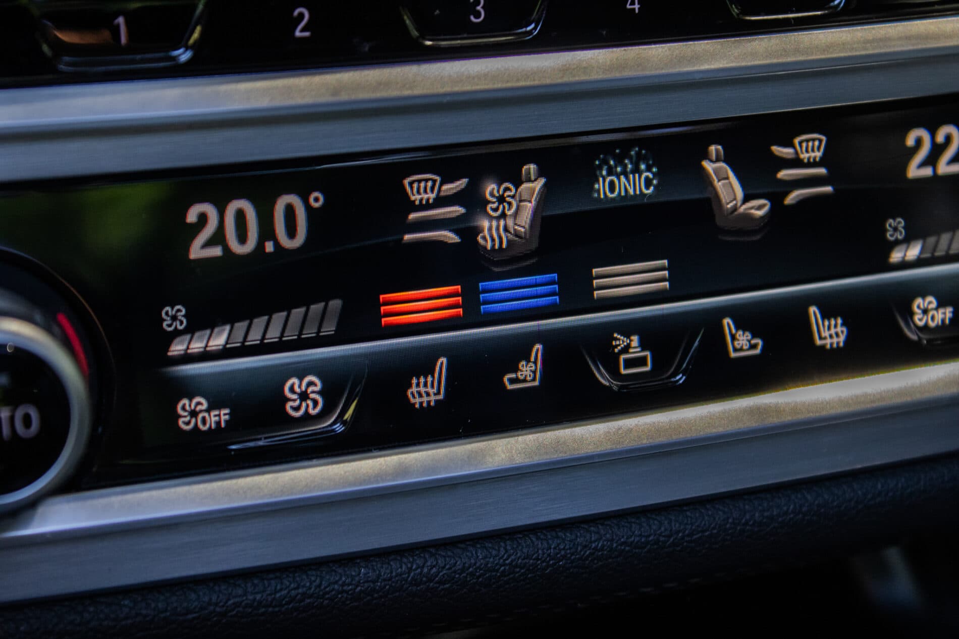 2019 BMW 750d, bílá sedan, 105 849 km