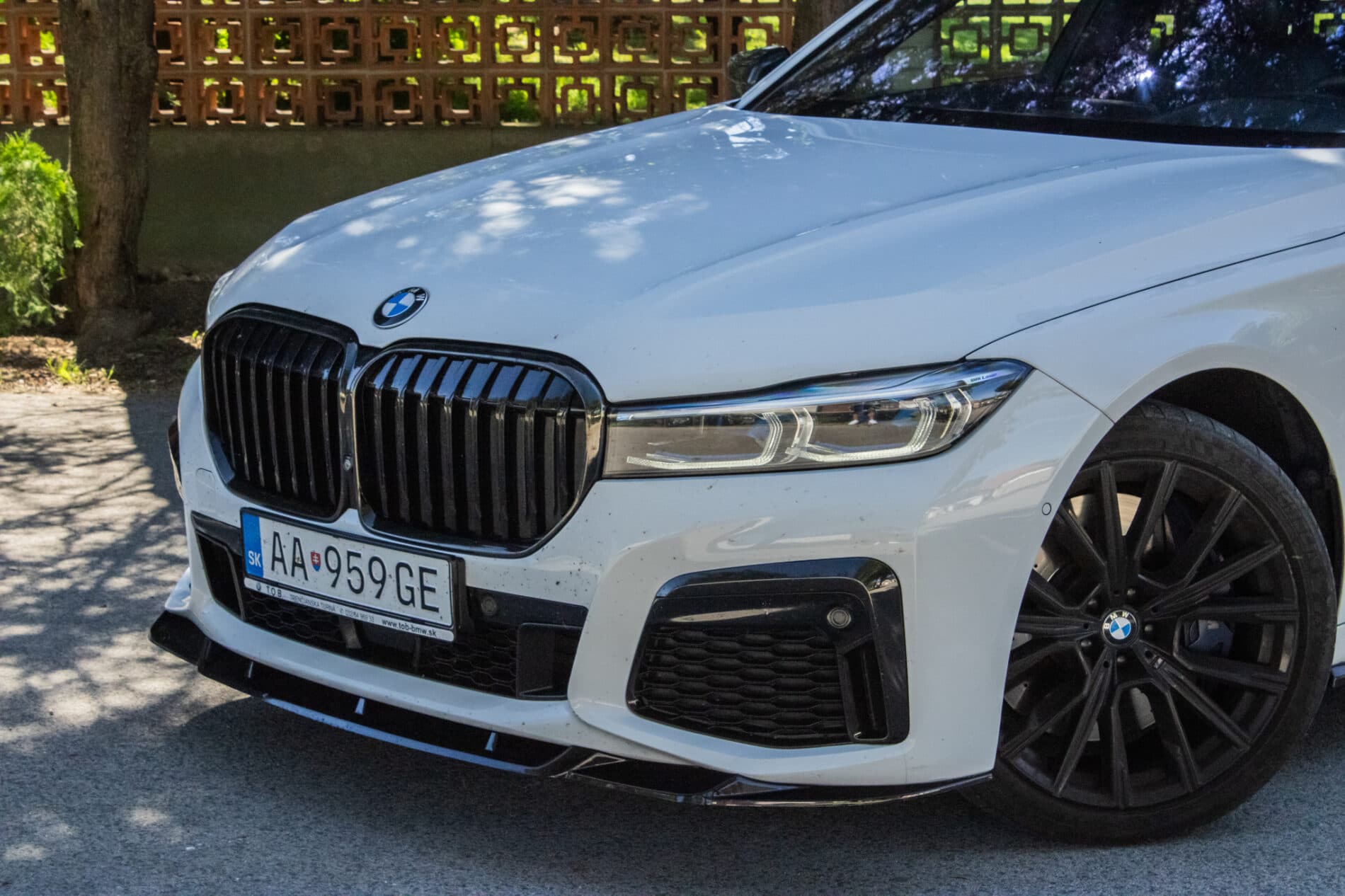 2019 BMW 750d, bílá sedan, 105 849 km