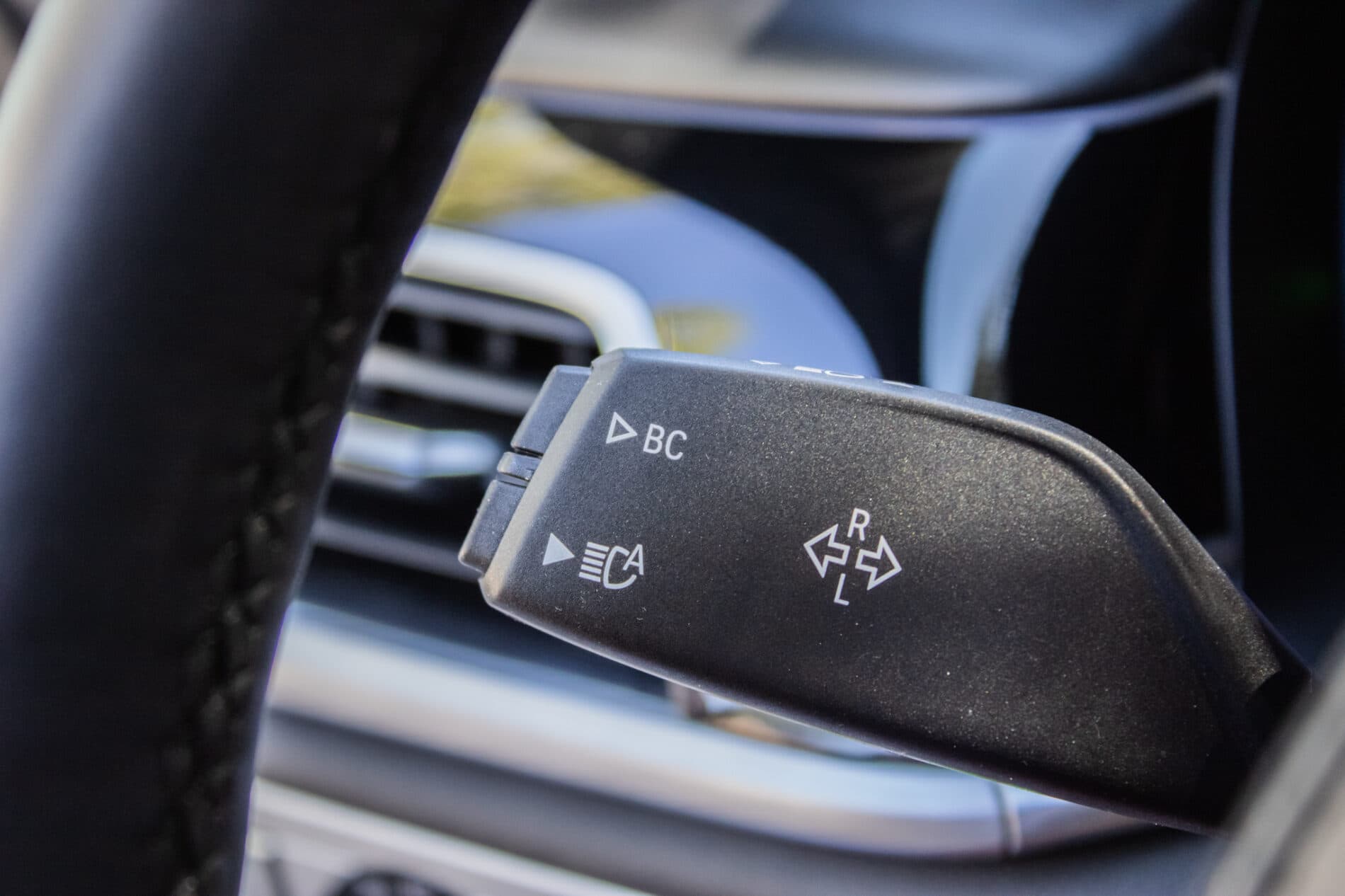 2019 BMW 750d, bílá sedan, 105 849 km
