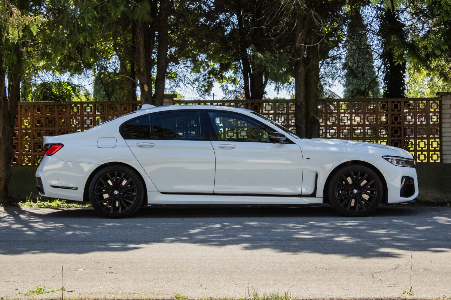 2019 BMW 750d, bílá sedan, 105 849 km