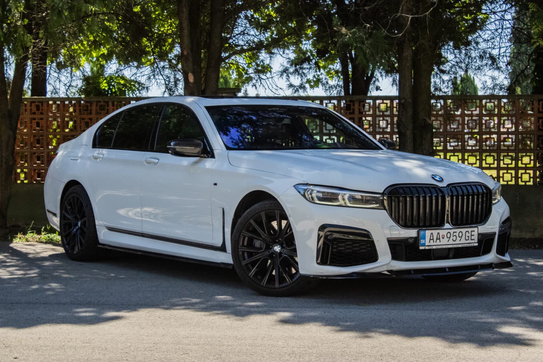 2019 BMW 750d, bílá sedan, 105 849 km