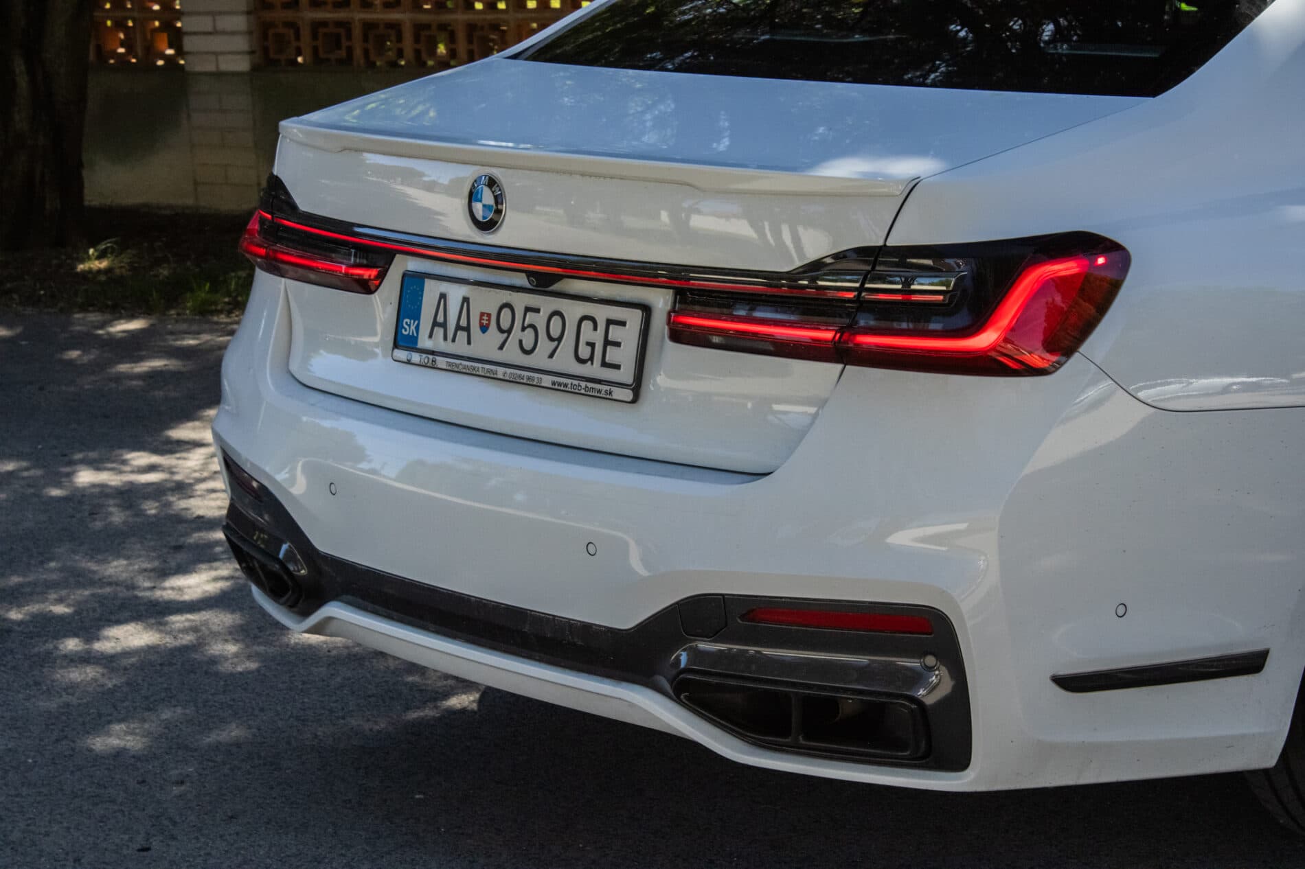 2019 BMW 750d, bílá sedan, 105 849 km