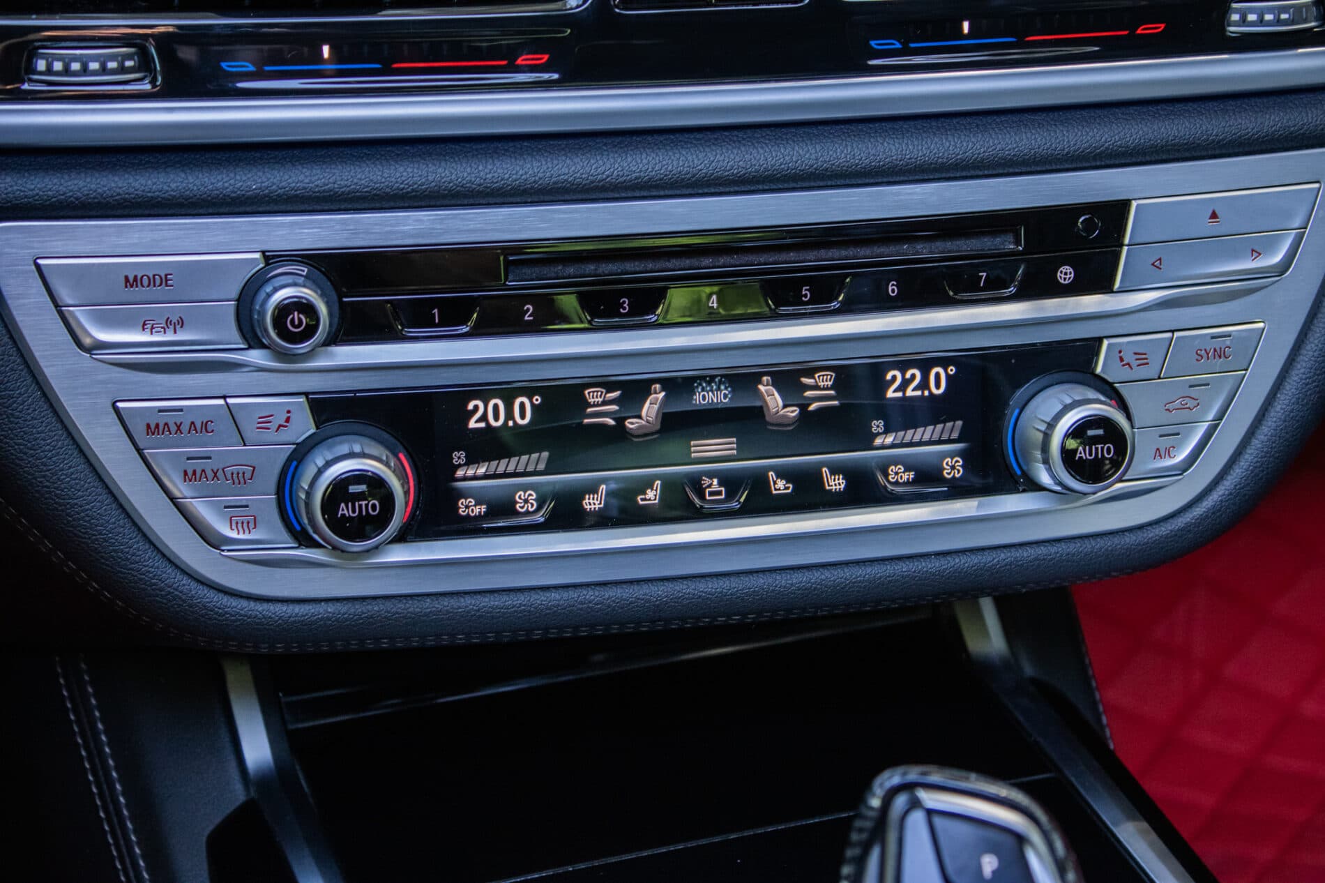 2019 BMW 750d, bílá sedan, 105 849 km