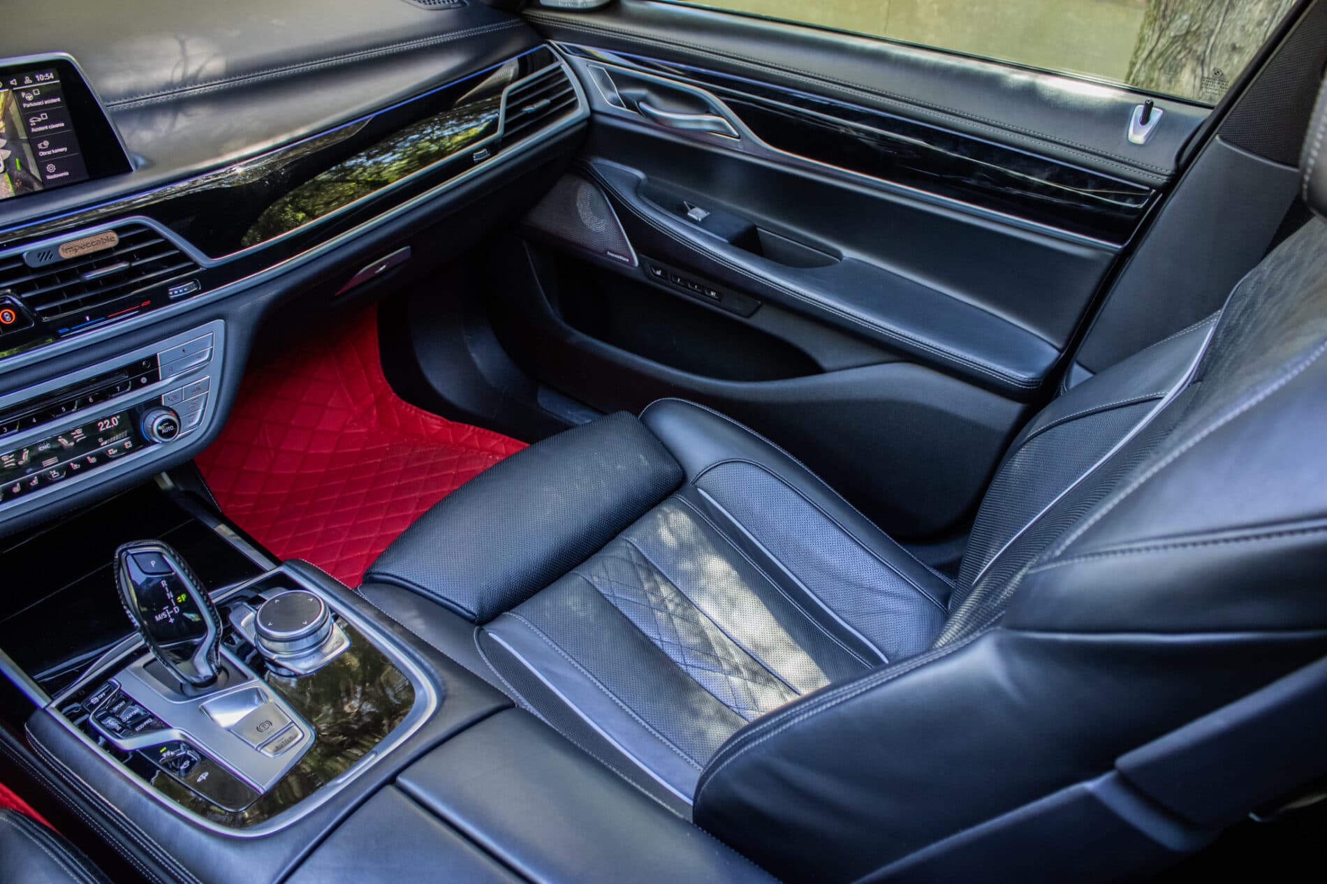 2019 BMW 750d, bílá sedan, 105 849 km
