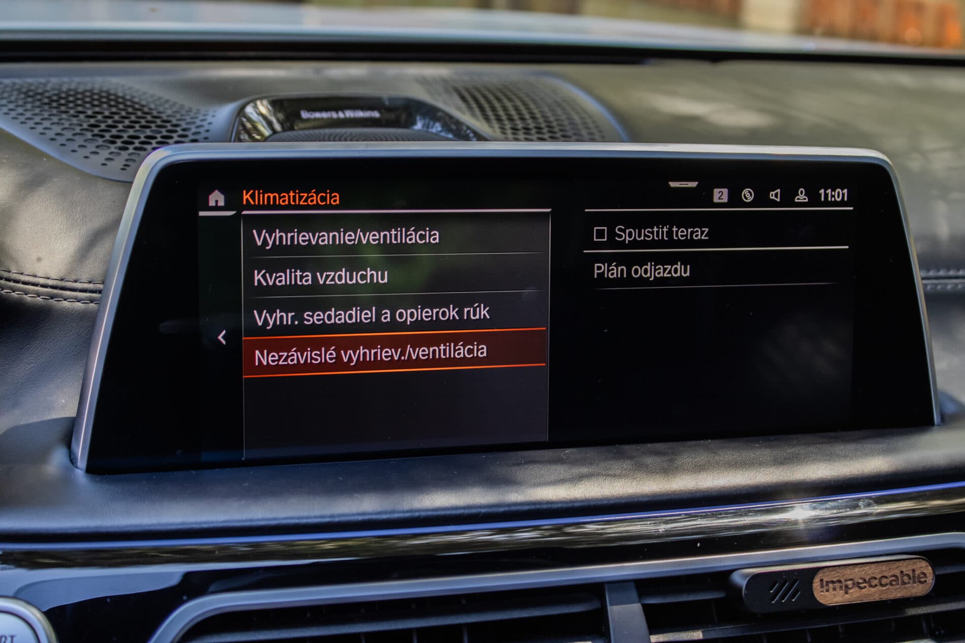 2019 BMW 750d, bílá sedan, 105 849 km